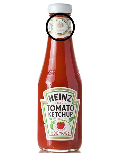 Das königliche Wappen befindet sich auf einem Etikett auf dem Flaschenhals (schwarzer Kreis).