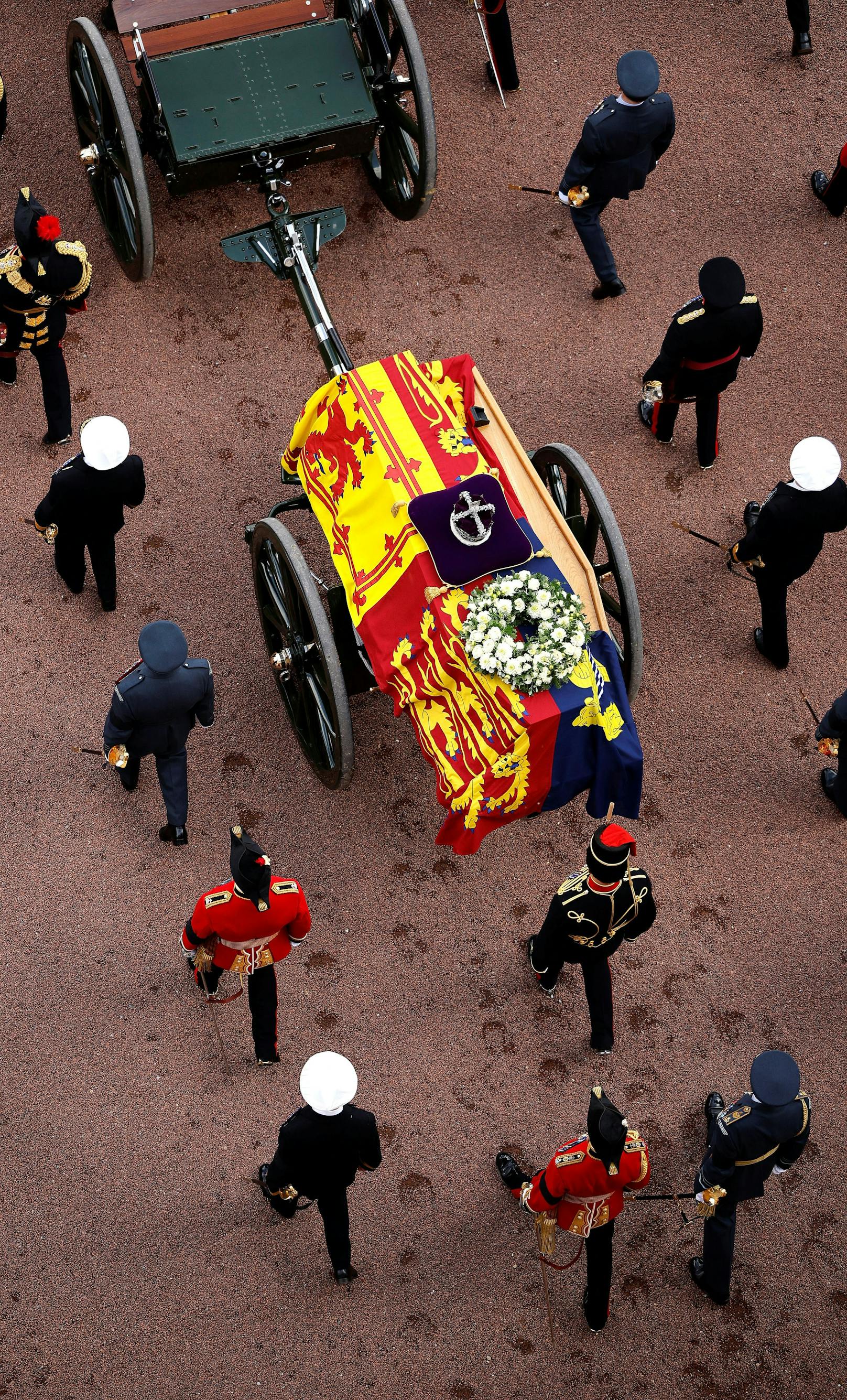 Der mit Fahnen drapierte Sarg von Königin Elizabeth II. wird am 14. September 2022 in London, Großbritannien, in einer Prozession auf einer Kanonenkutsche der King's Troop Royal Horse Artillery vom Buckingham Palace zur Westminster Hall gebracht.