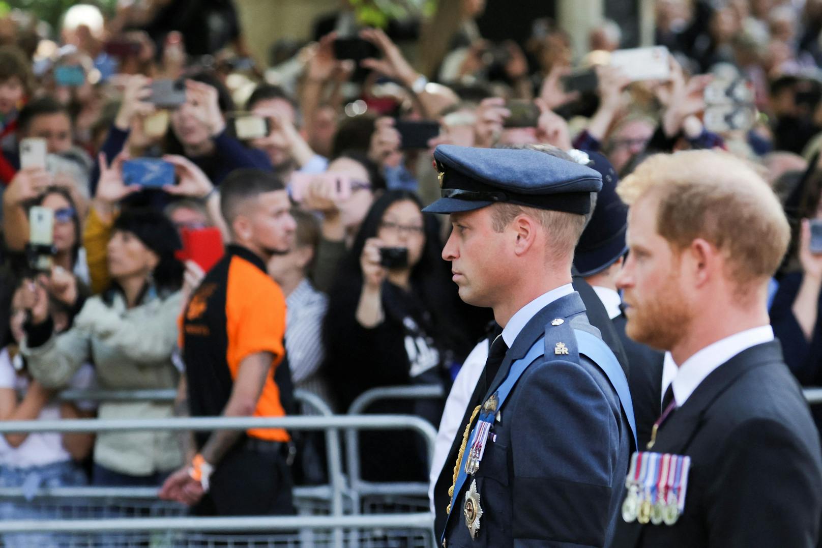 Die Briten William, Prince of Wales und Prinz Harry marschieren während einer Prozession, bei der der Sarg der britischen Königin Elizabeth vom Buckingham Palace zu den Houses of Parliament transportiert wird.