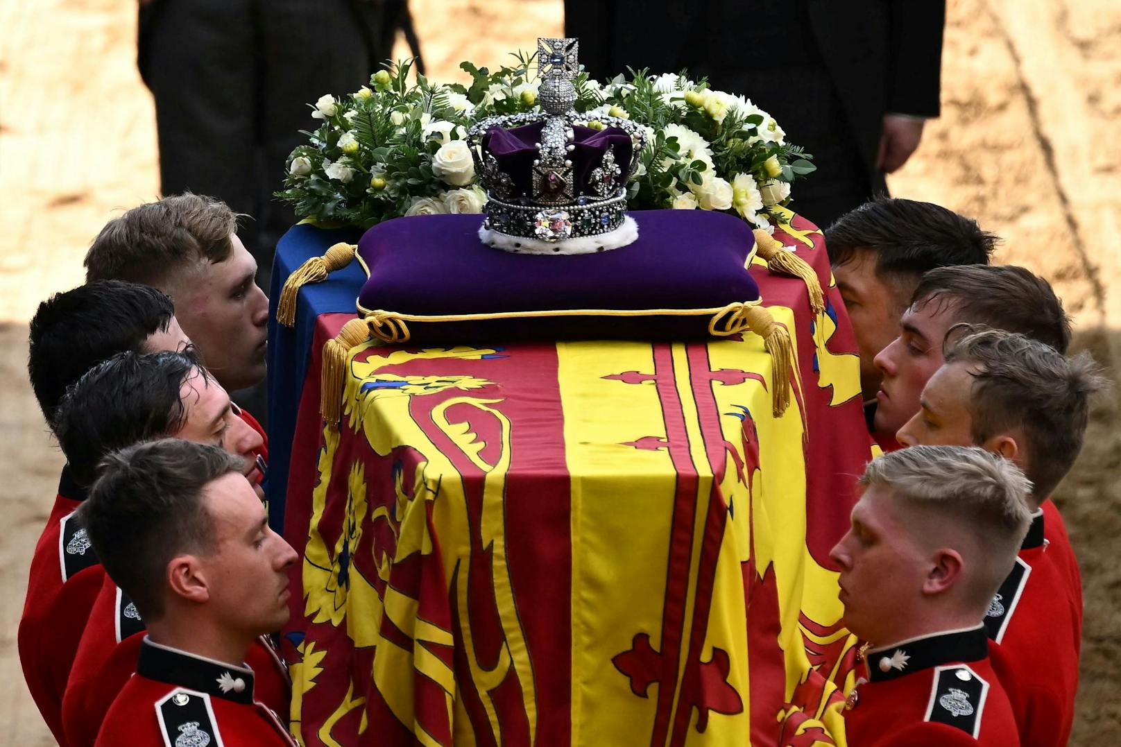 Sargträger der "Queen's Company, 1st Battalion Grenadier Guards", bereiten sich darauf vor, am 14. September 2022 den Sarg von Königin Elizabeth II. In die Westminster Hall im Palace of Westminster in London zu tragen.