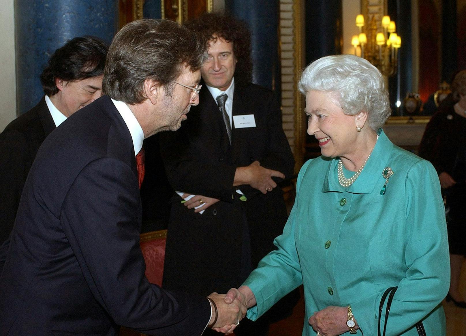 Die Queen im Jahre 2005 bei einem Treffen mit Eric Clapton: "Spielen Sie schon länger?"