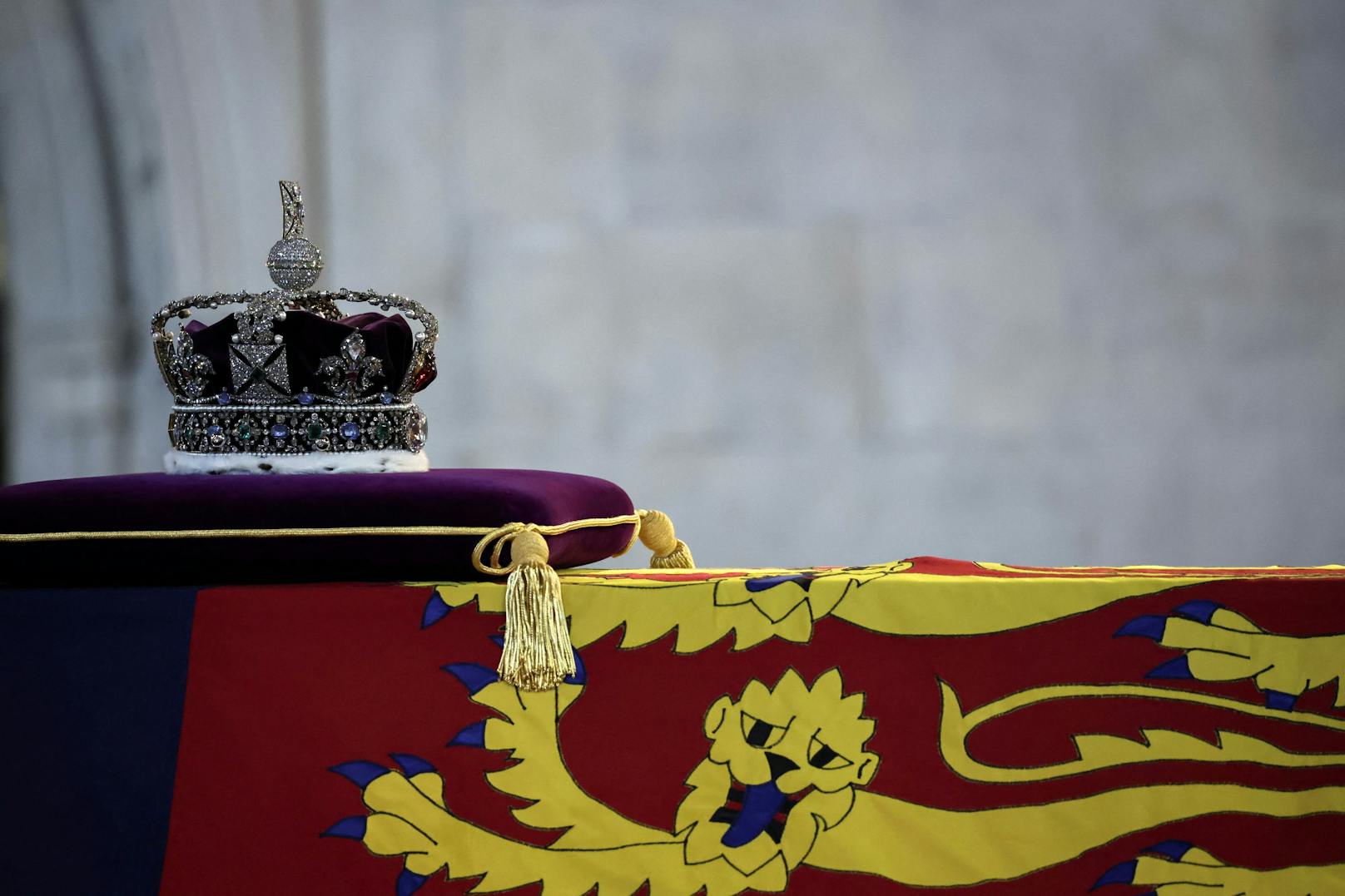 Eine Krone wird auf den Sarg der britischen Königin Elizabeth gelegt.