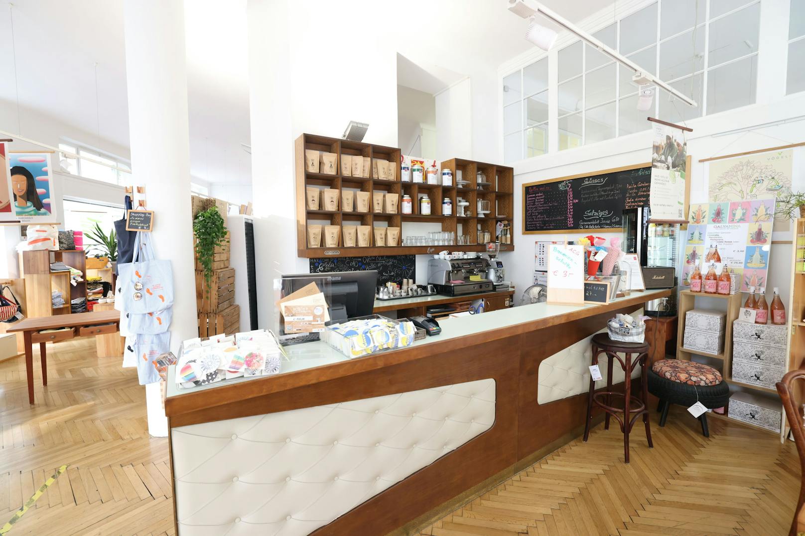 Im Café des Shops "Schön und Gut" arbeiten Menschen, die in der Gastronomie ausgebildet werden und mit viel Geschick und Freundlichkeit den Kaffee servieren