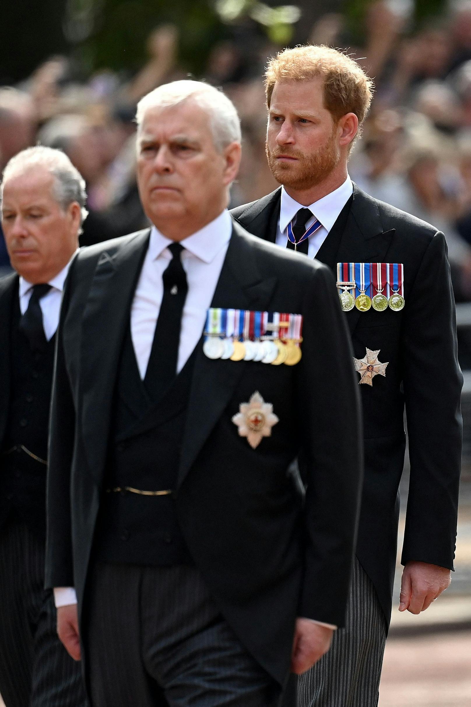 Prinz Andrew, Herzog von York und Prinz Harry, Herzog von Sussex gehen hinter dem Sarg während der Prozession.