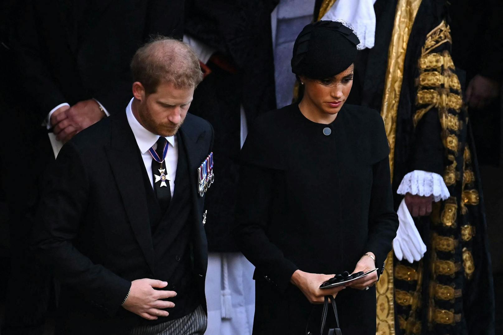 Der britische Prinz Harry, Herzog von Sussex, und Meghan, Herzogin von Sussex, verlassen nach einem Gottesdienst zum Empfang des Sarges von Königin Elizabeth II. in der Westminster Hall im Palace of Westminster in London.