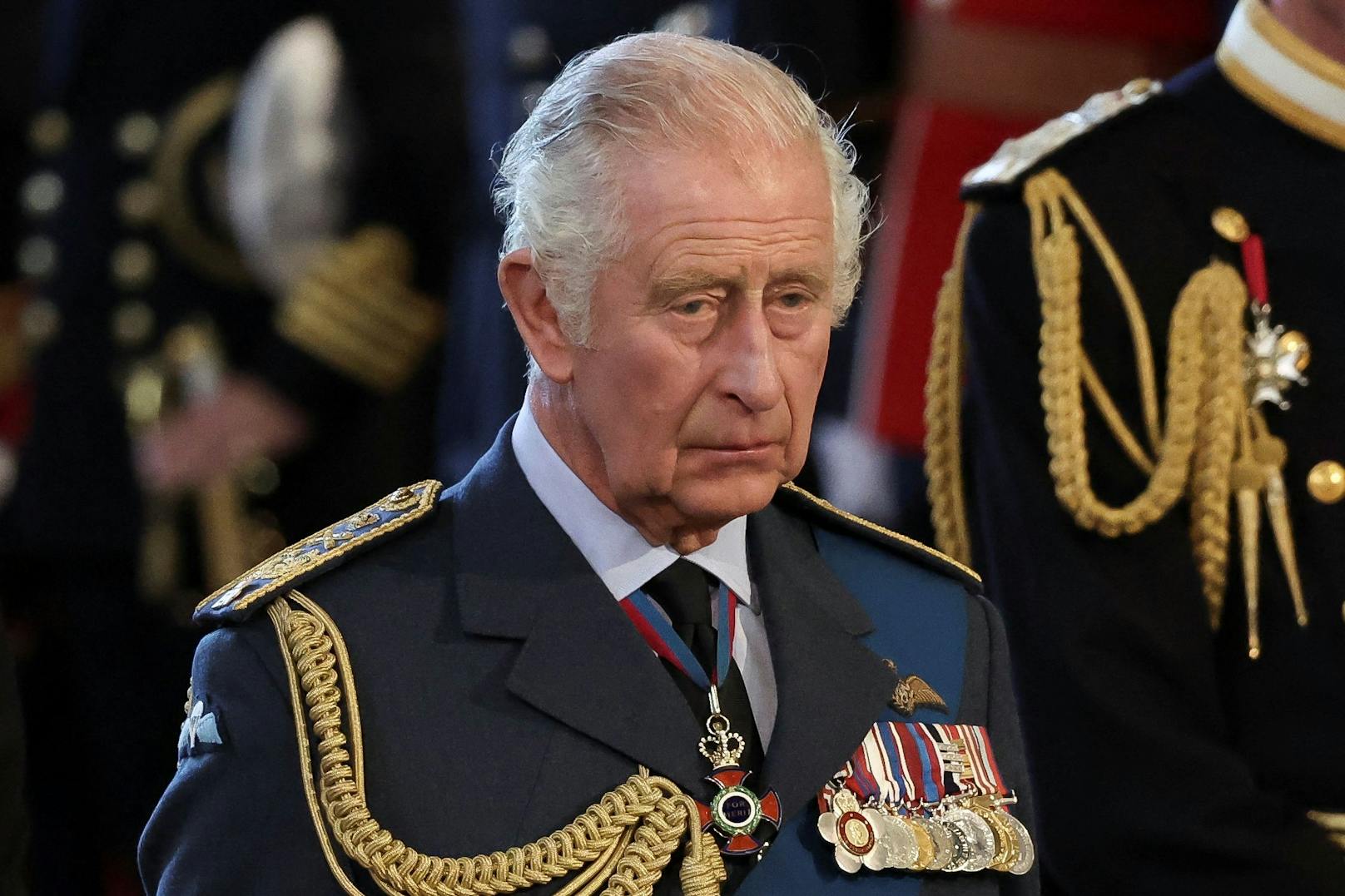 Großbritanniens König Charles zeigt sich tief in Trauer.