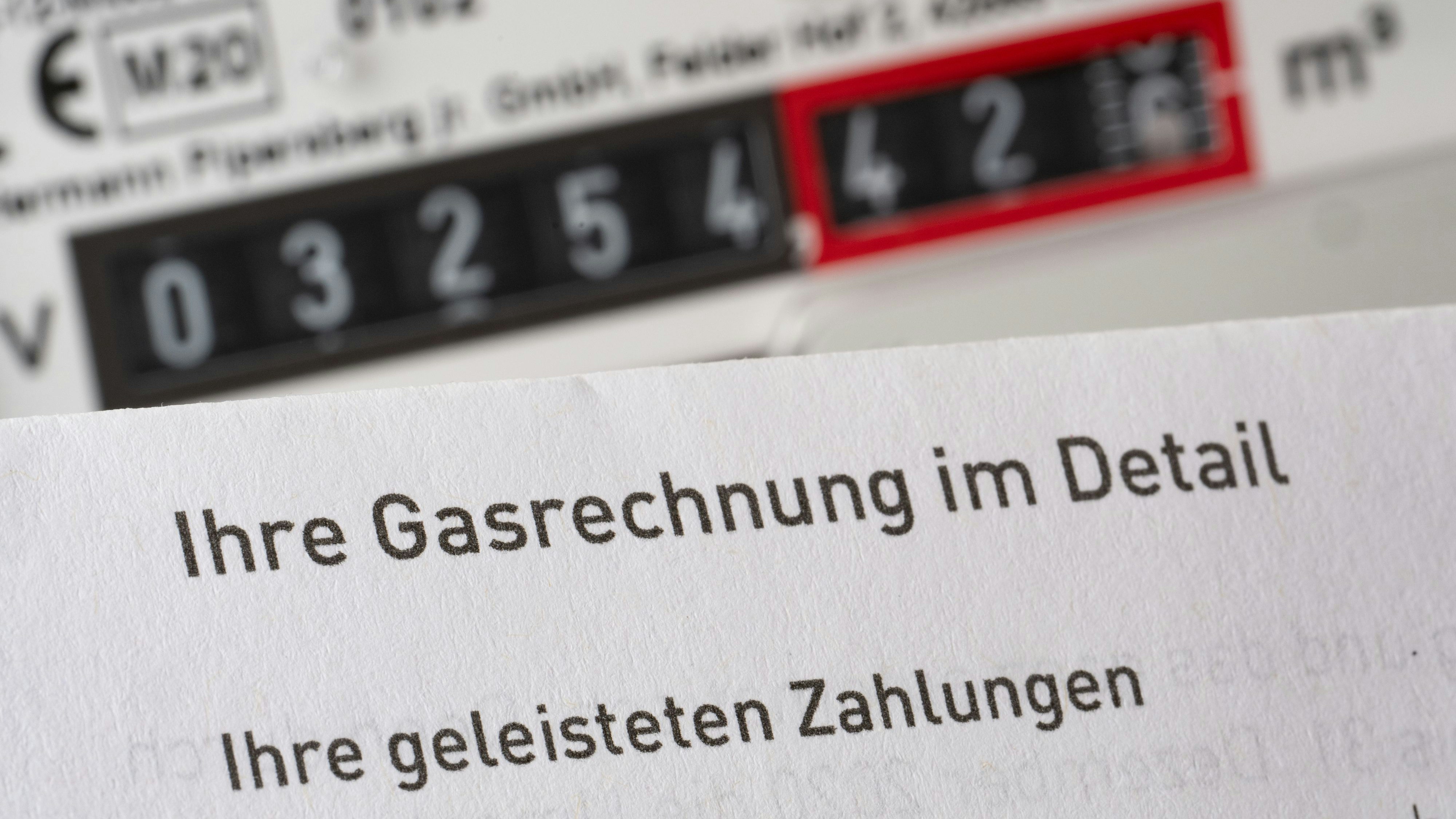 Download von www.picturedesk.com am 14.09.2022 (07:16).  11 July 2022, Baden-Wuerttemberg, Stuttgart: A gas bill is held in front of a gas meter in a private household (posed scene). The Association of Cities and Towns has held talks in Berlin regarding the impending gas shortage and the municipalities' plans for action, which are now being reported on. Photo: Bernd Weißbrod/dpa - 20220711_PD1474 - Rechteinfo: Rights Managed (RM)