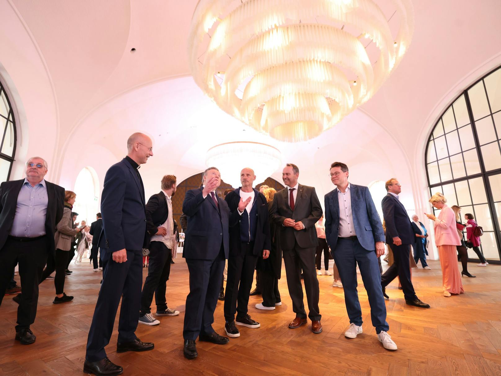 Blick nach innen für Dompfarrer Toni Faber (l.), Bürgermeister Michael Ludwig (SPÖ) und rechts außen Klimastadtrat Jürgen Czernohorszky (SPÖ).