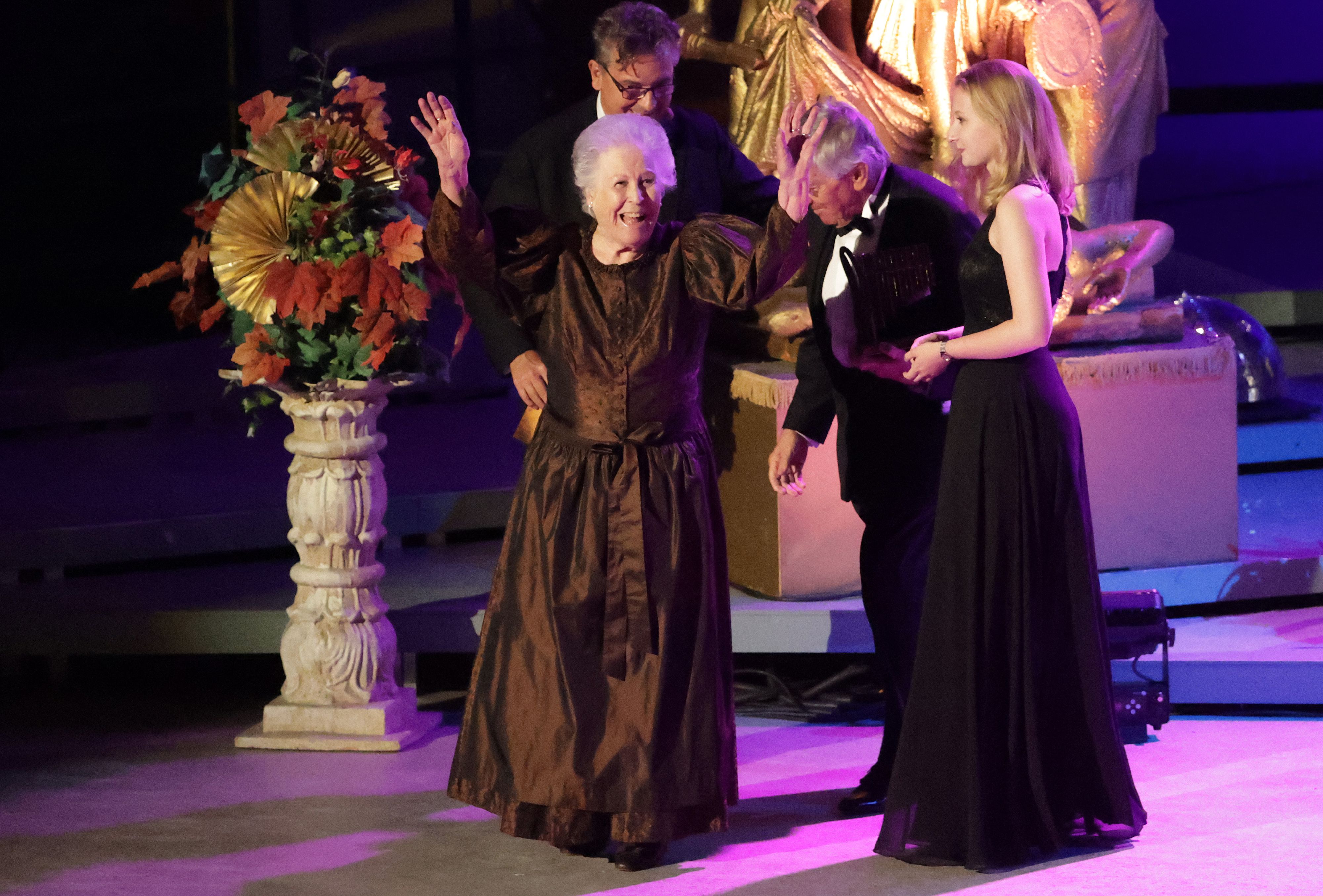 Gundula Janowitz nimmt den Preis für ihr Lebenswerk freudig entgegen.