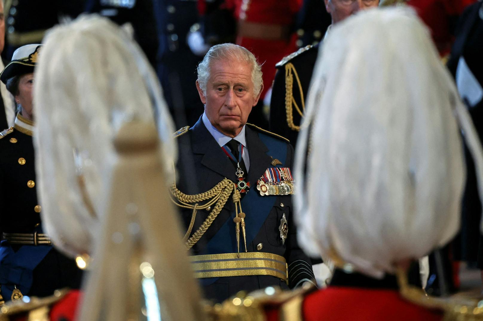 Großbritanniens König Charles reagiert, als der Sarg der britischen Königin Elizabeth&nbsp; ankommt.