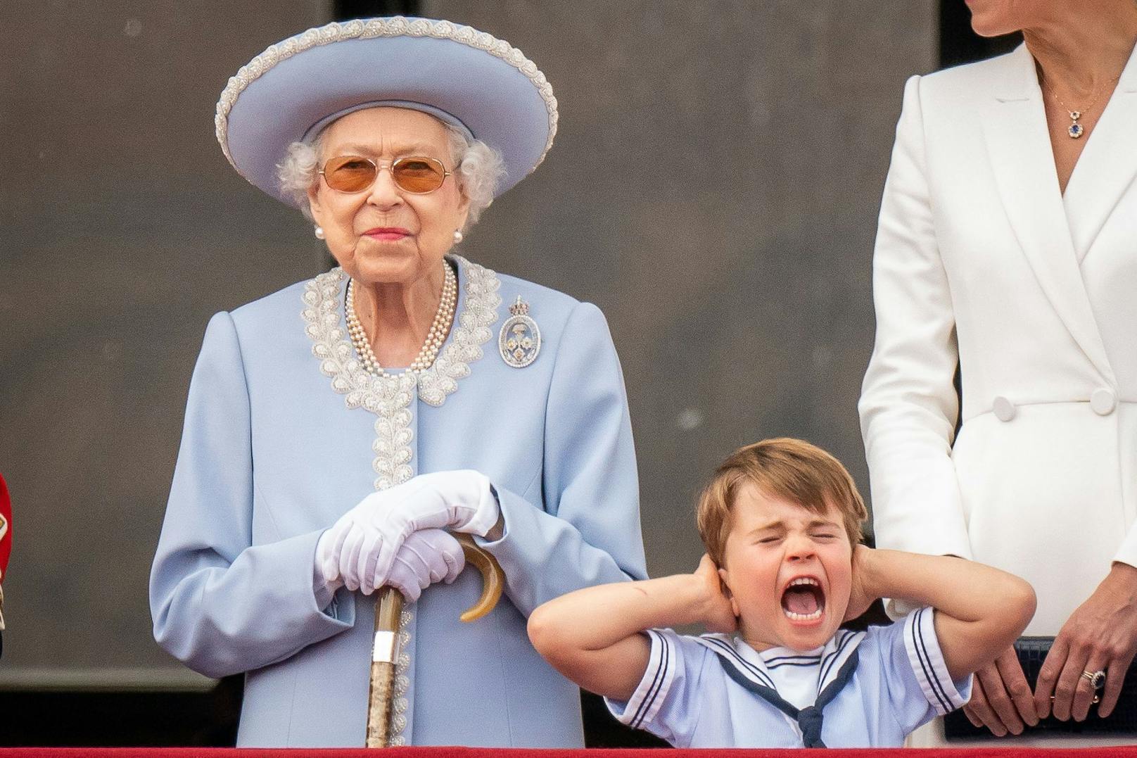 Queen Elizabeth II. mit ihrem Urenkel Prinz Louis.