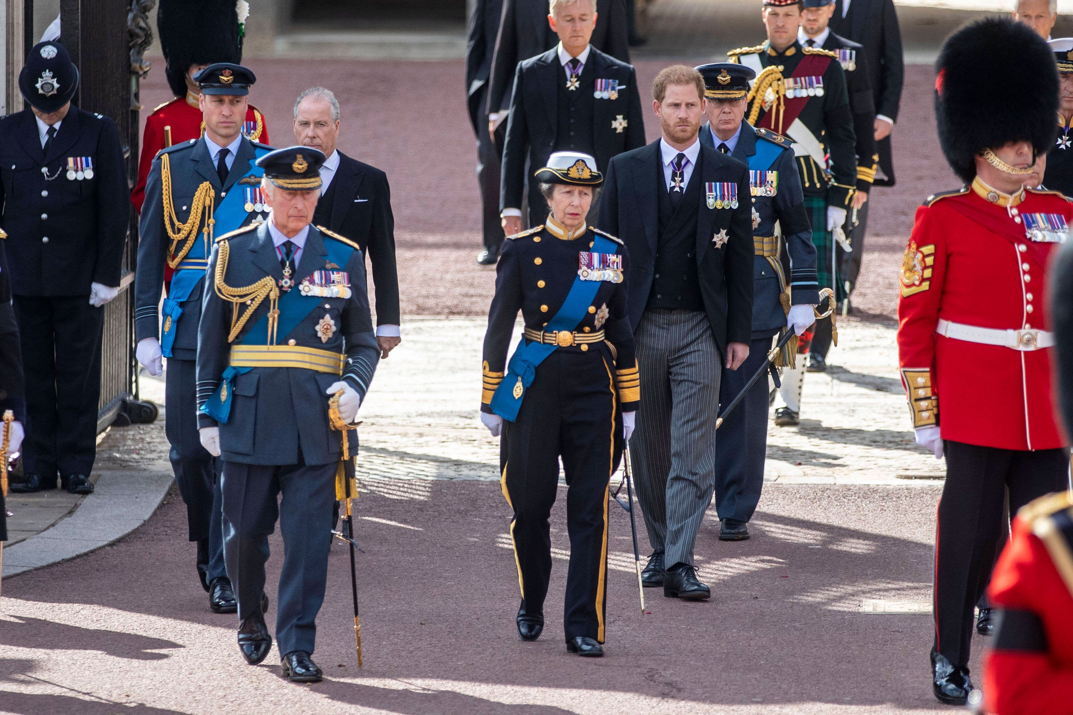 Die Mitglieder der britischen Königsfamilie beim Trauerzug