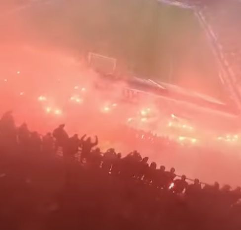 Eine Drohne filmt die Pyro-Show der Posen-Fans.