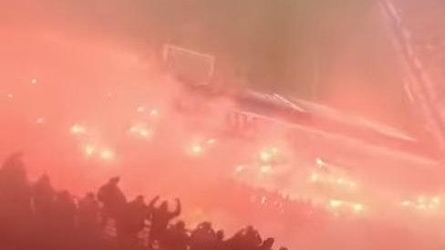 Eine Drohne filmt die Pyro-Show der Posen-Fans.