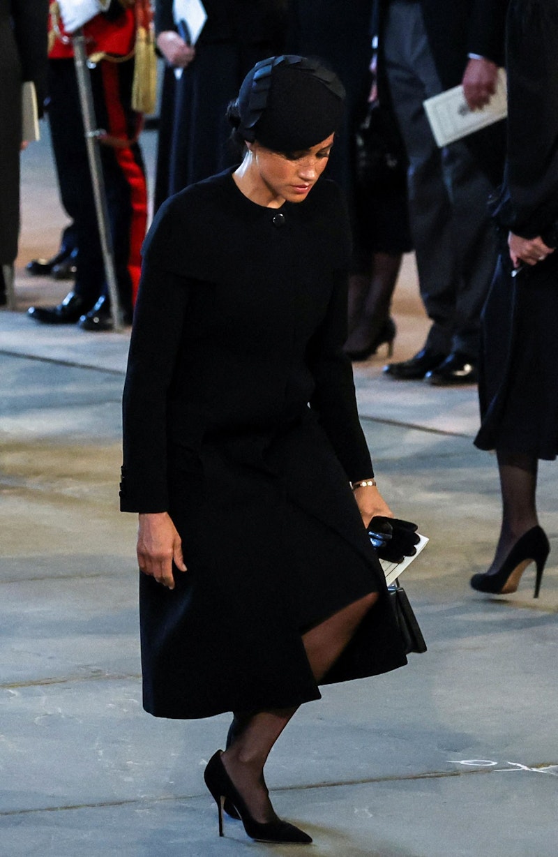 Herzogin Megan macht ein Knicks vor dem Sarg der Queen.
