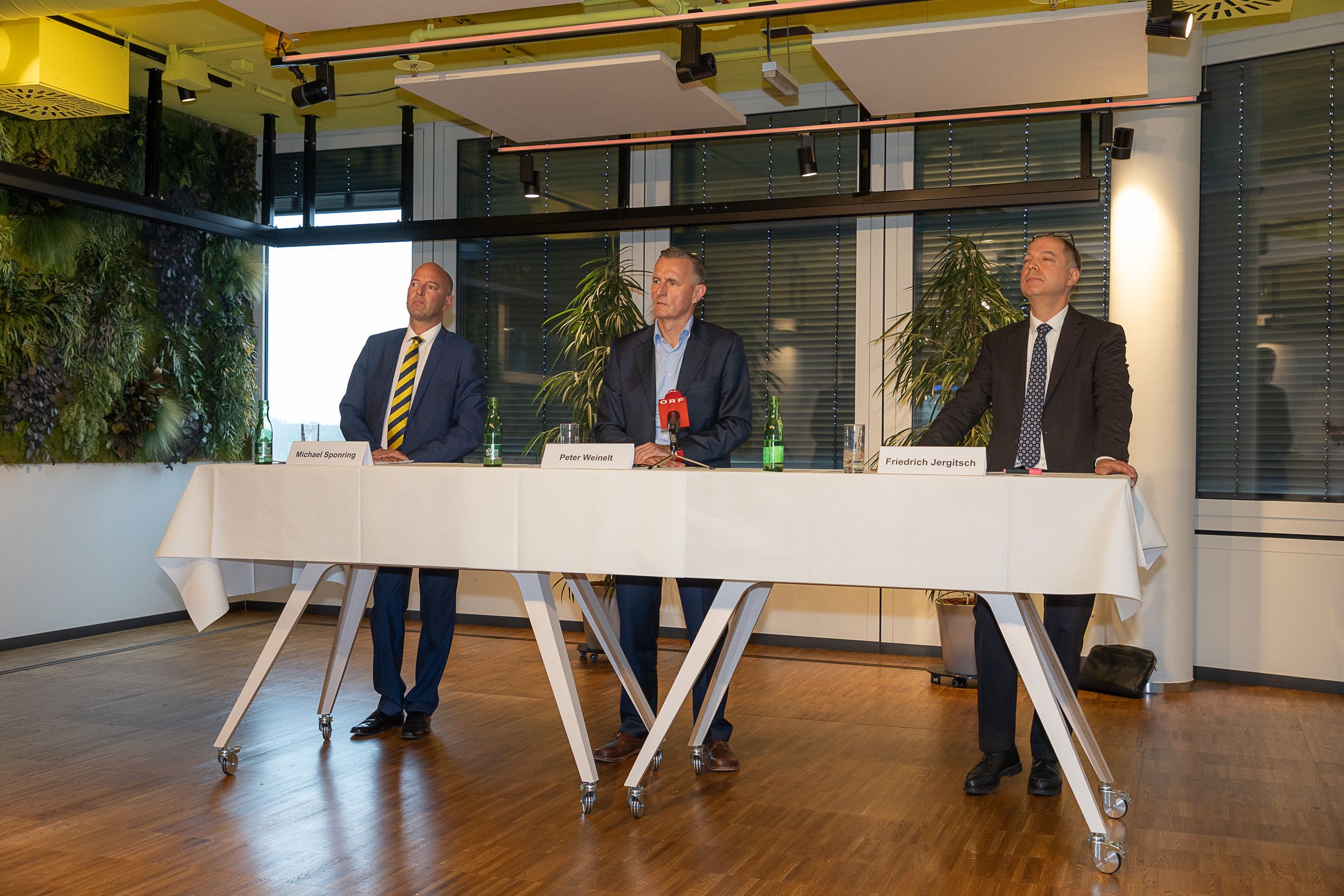 Von links nach rechts: Michael Sponring, Direktor bei PwC Österreich; Aufsichtsratschef bei Wien Energie Peter Weinelt und Friedrich Jergitsch, Leiter der Bank- und Finanzrechtspraxis bei Freshfields.