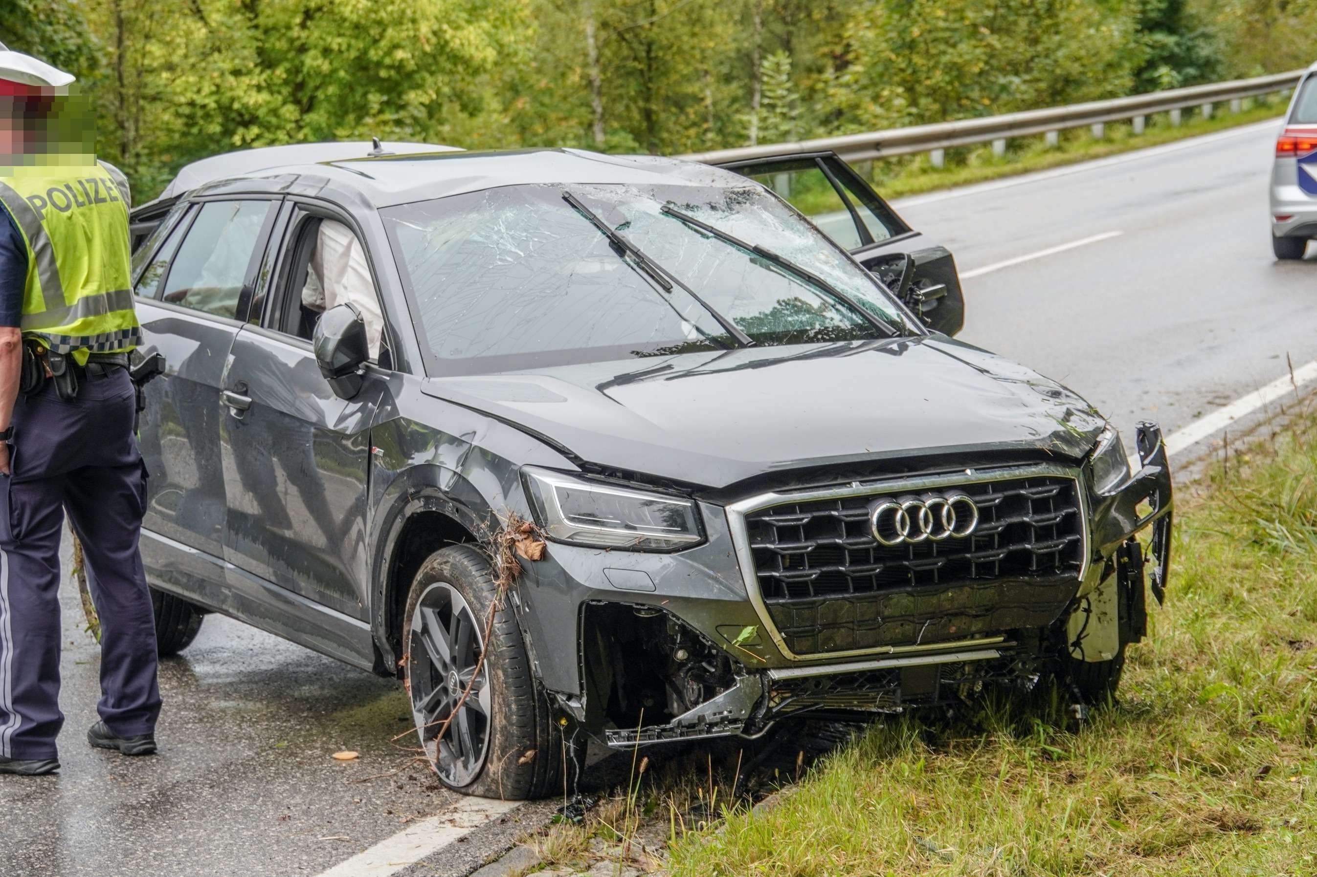 Der Lenker verlor auf der B25 auf regennasser Fahrbahn die Kontrolle über sein Fahrzeug.