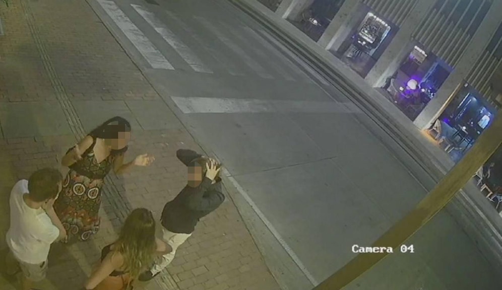 Wohl das letzte Bild von Nienke B. und Robert K.: Die Touristen aus den Niederlanden stehen vor dem Eingang des Restaurants The Rum Box. Dort hatten sie mit einem weiteren Paar gegessen.