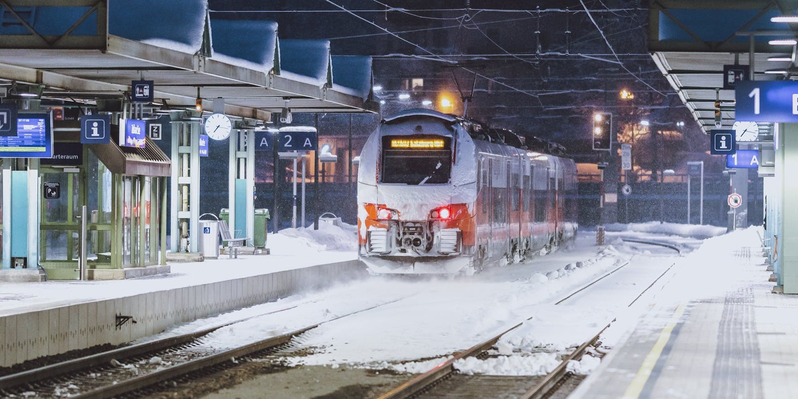 Wer am Wochenende mit dem Zug in Richtung Italien fährt, könnte am Bahnhof Brenner (1.371 m) bereits Schnee zu Gesicht bekommen.