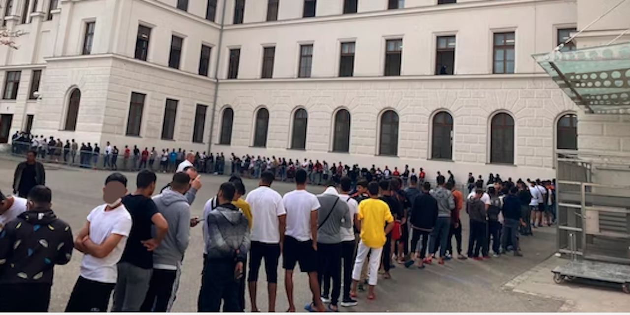 Massive Warteschlange vor Asyl-Quartier in Traiskirchen!

„Mit Anfang dieser Woche waren bereits run...