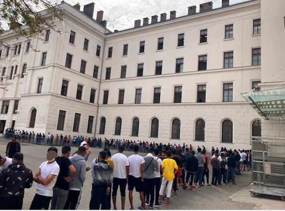 Das Erstaufnahmezentrum in Traiskirchen: Das Foto vom Innenhof am Dienstag, 13. September 2022, zeigt die Essensausgabe.