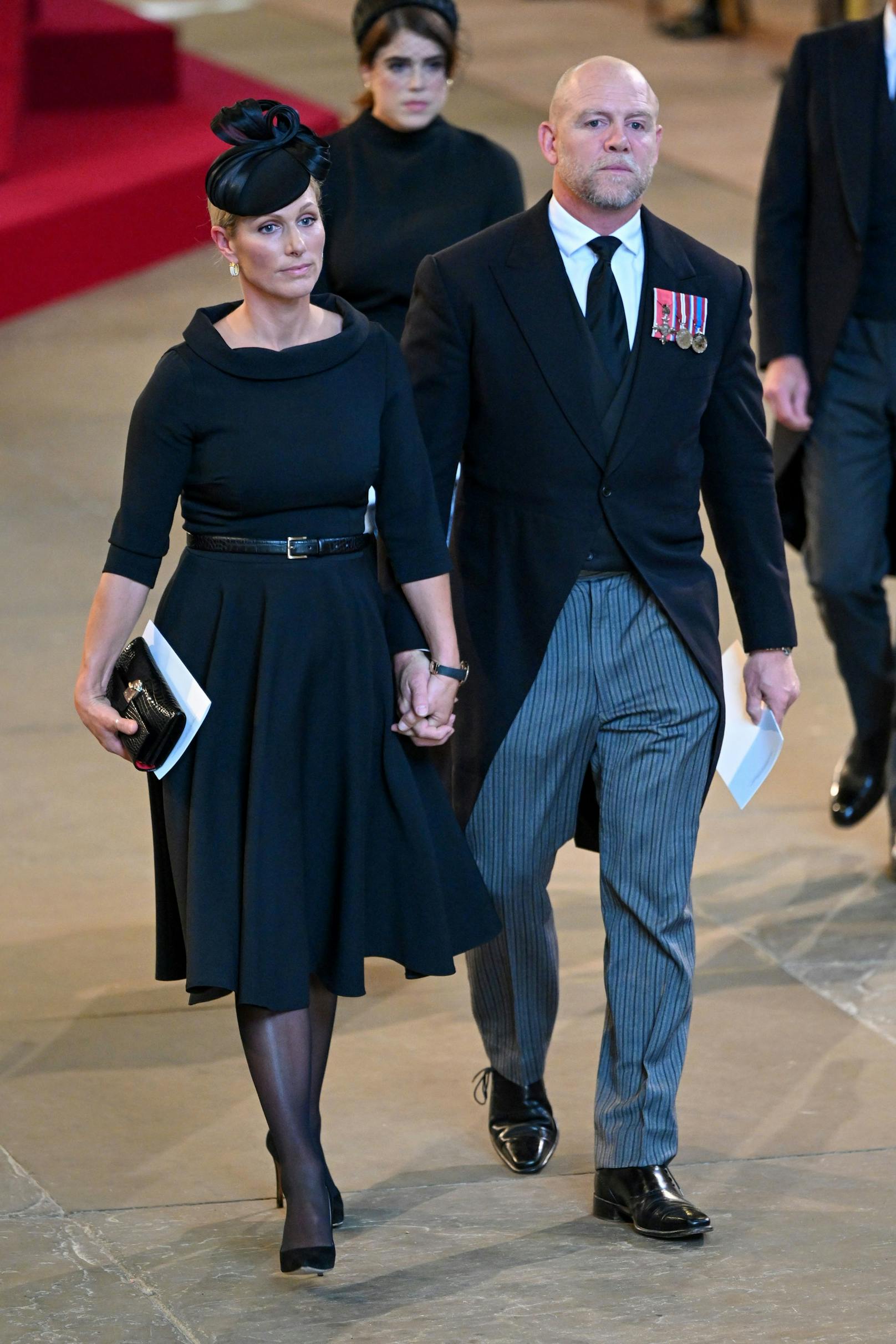 Zara Tindall, die Tochter von Prinzessin Anne, und ihr Ehemann Mike hielten Händchen.