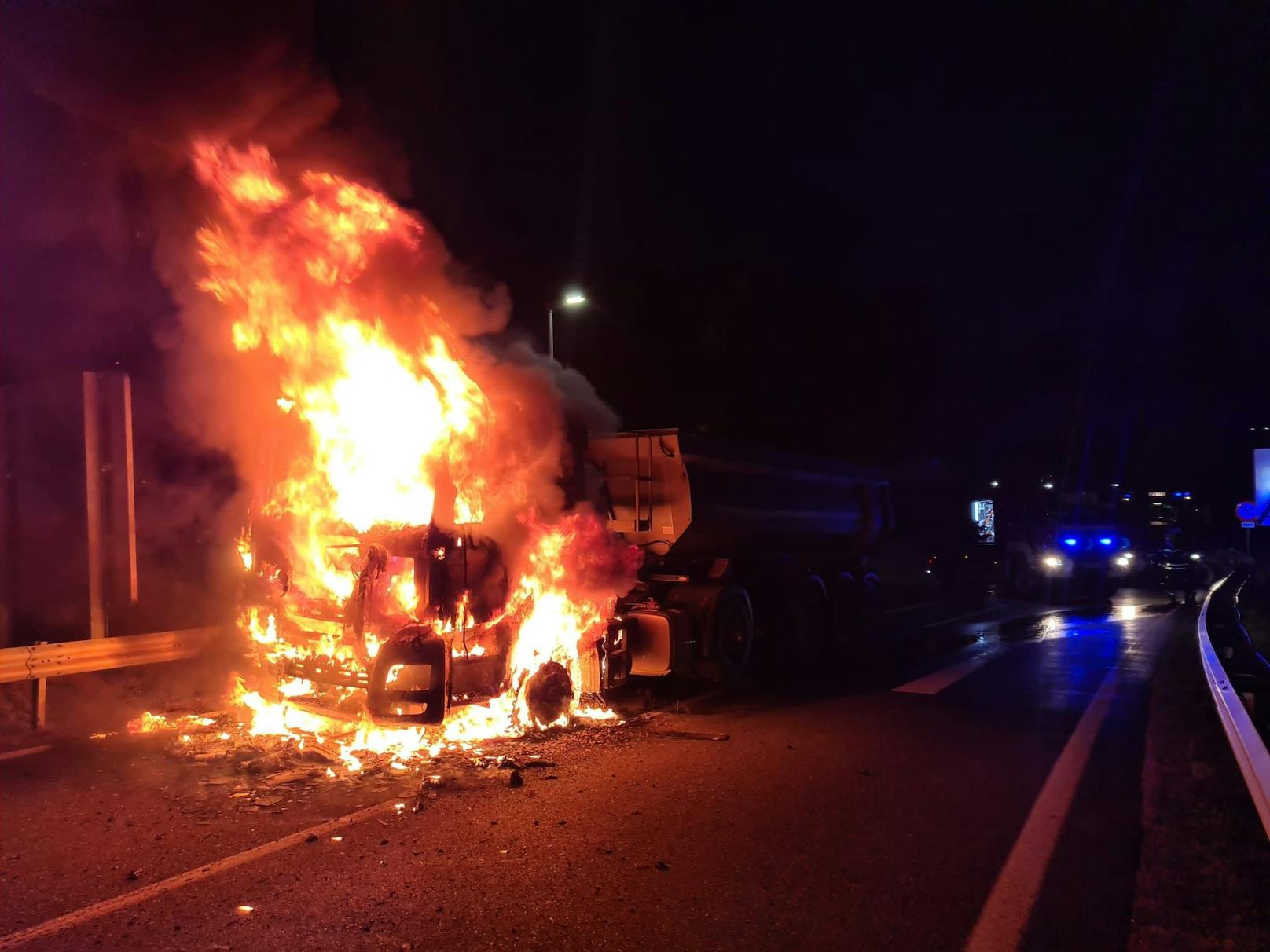 Der Lkw begann bei der Abfahrtsrampe zur Autobahnraststation Zöbern (A2) zu brennen.