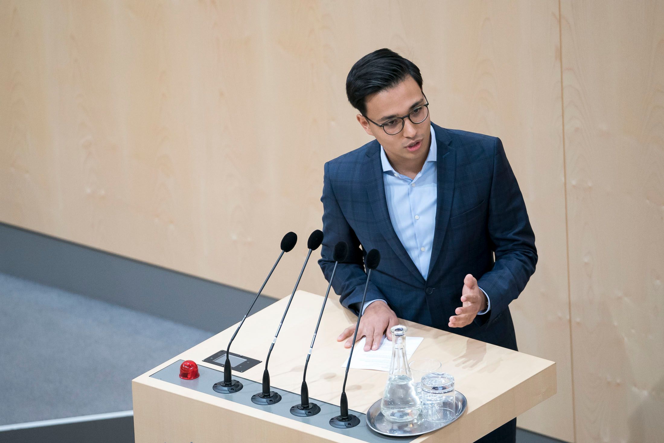 Der Neos-Jugendsprecher fordert leichteren Zugang zu Freizeitaktivitäten für Kinder.