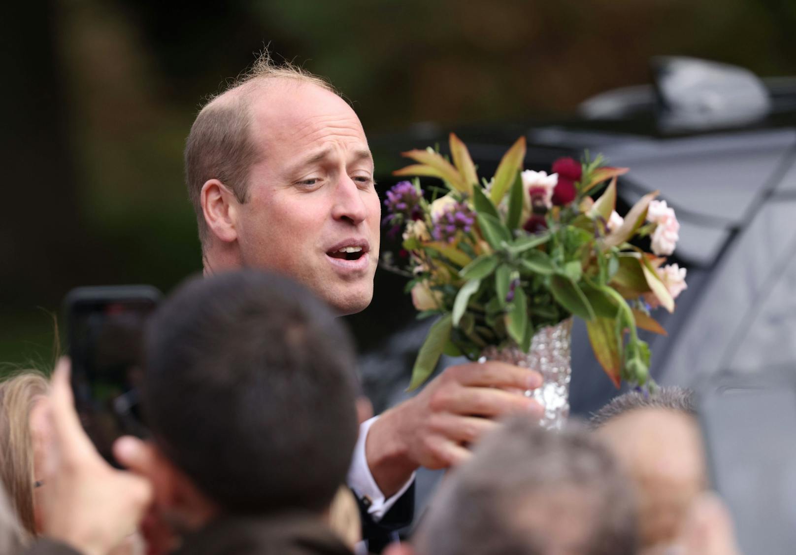 Auch Prinz William ist in Plauderlaune.