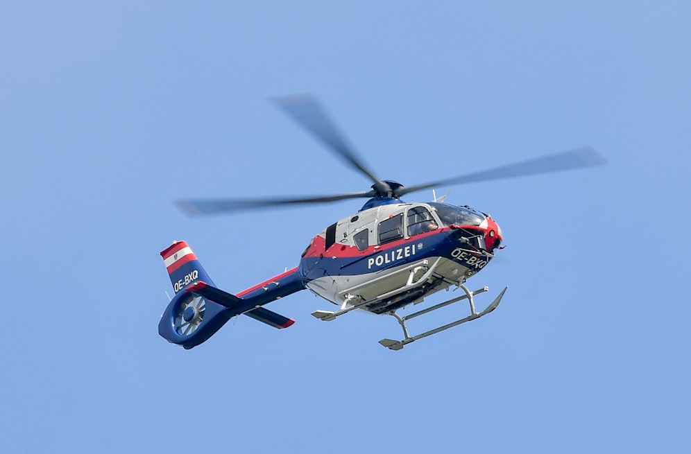 Die Mannschaft eines Helikopters suchte nach dem Autolenker