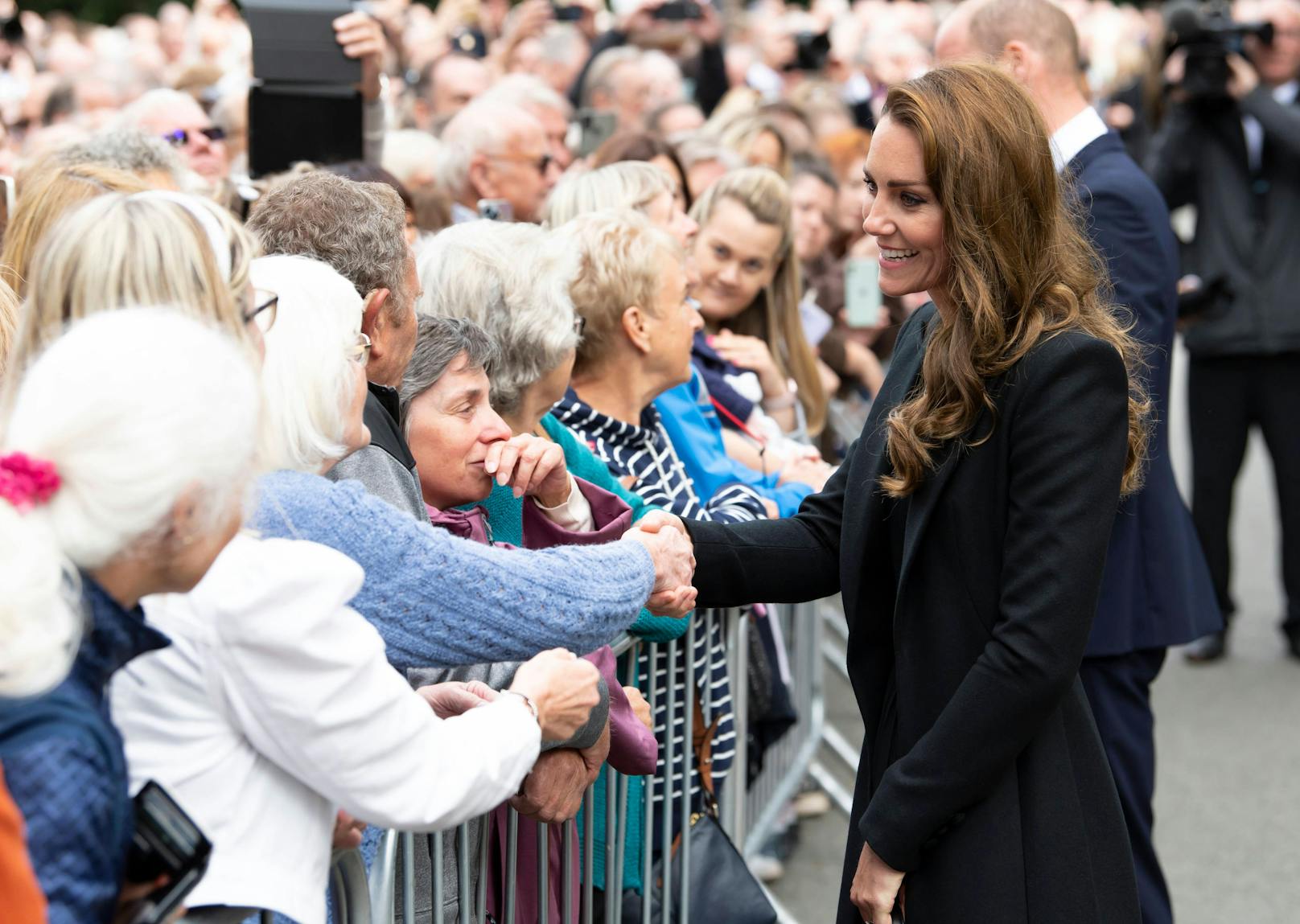 Herzogin Kate plaudert mit den Fans.