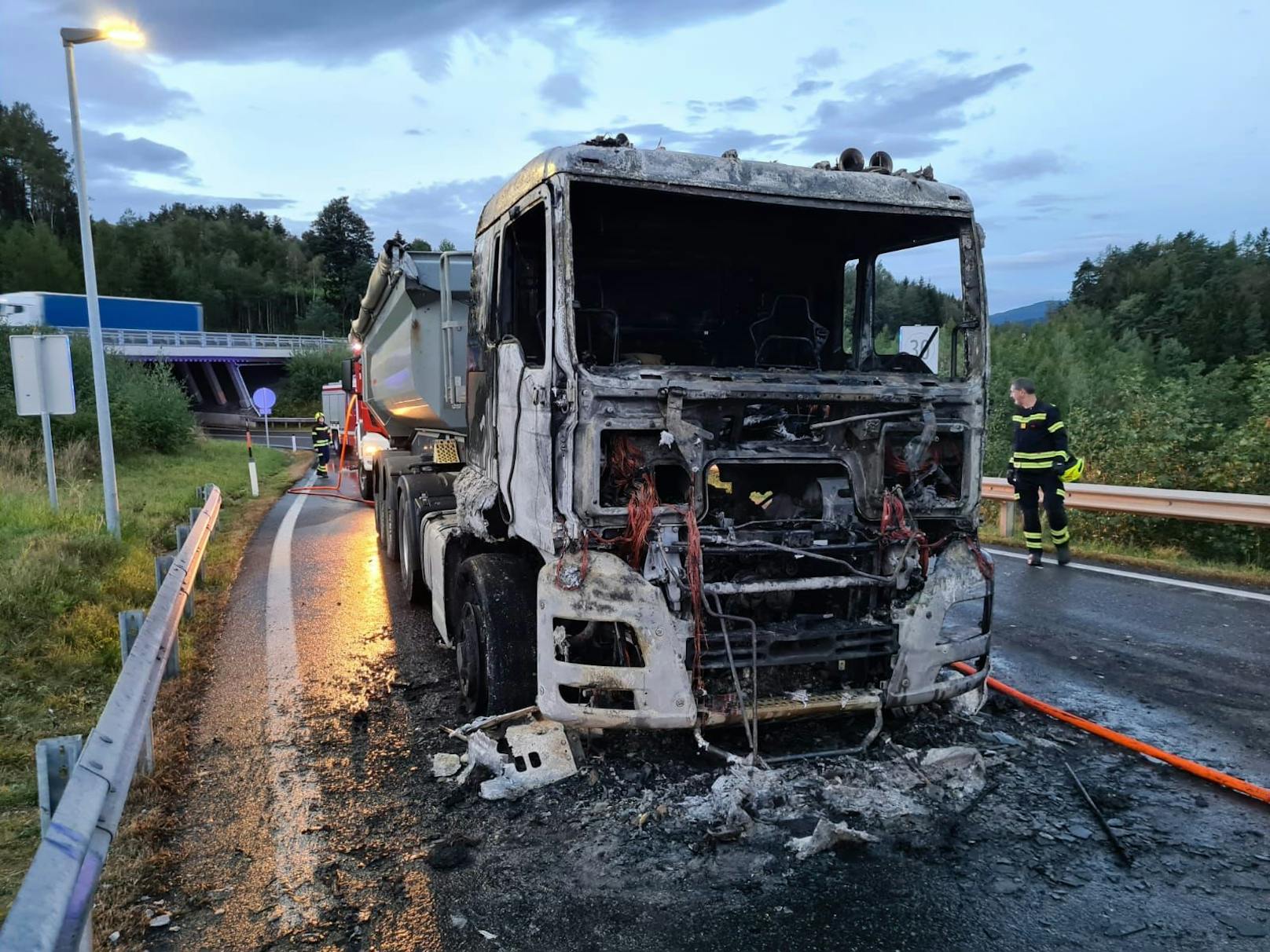 Der Lkw begann bei der Abfahrtsrampe zur Autobahnraststation Zöbern (A2) zu brennen.