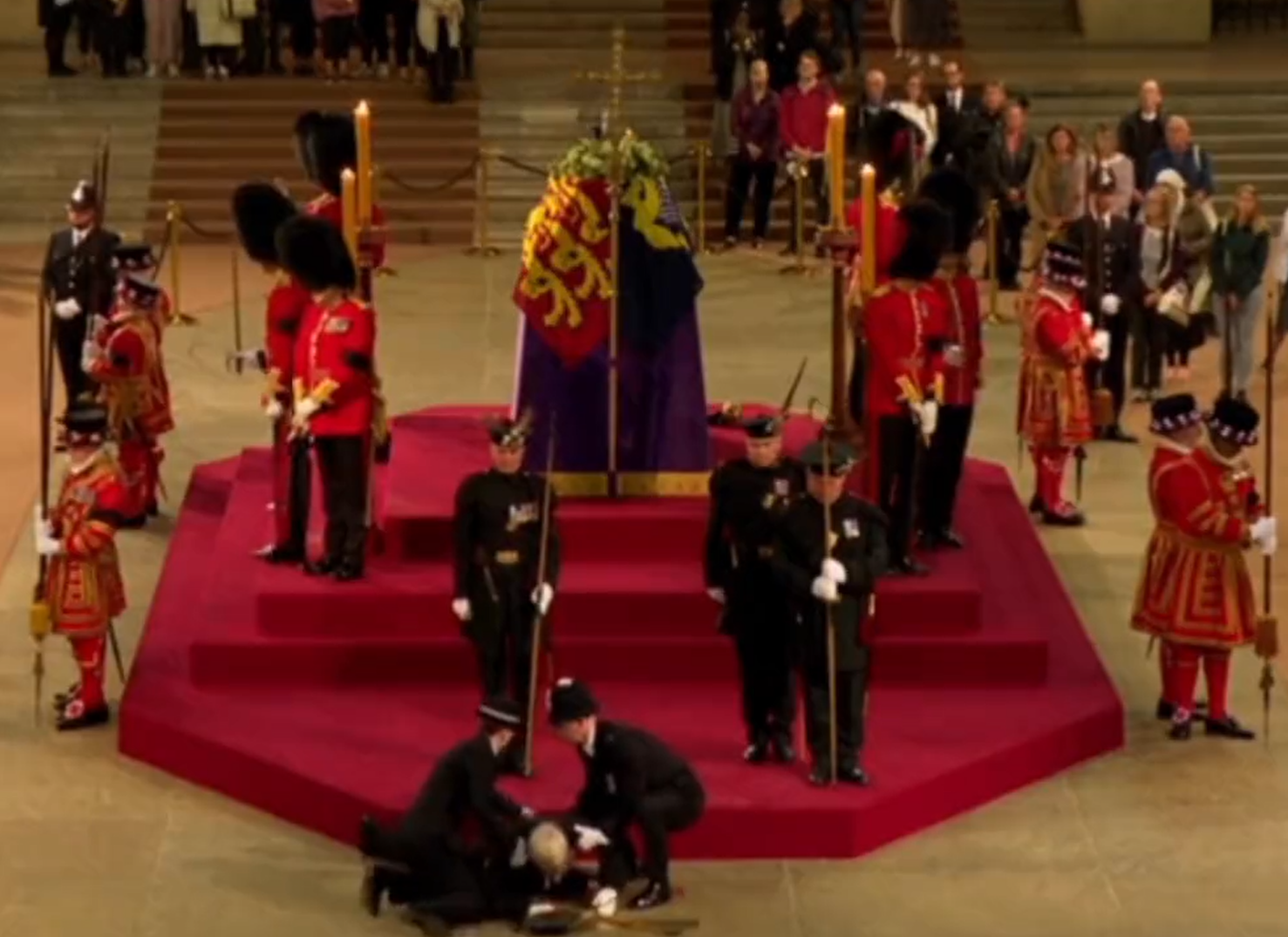 Die Polizei eilt dem Wachmann zu Hilfe.