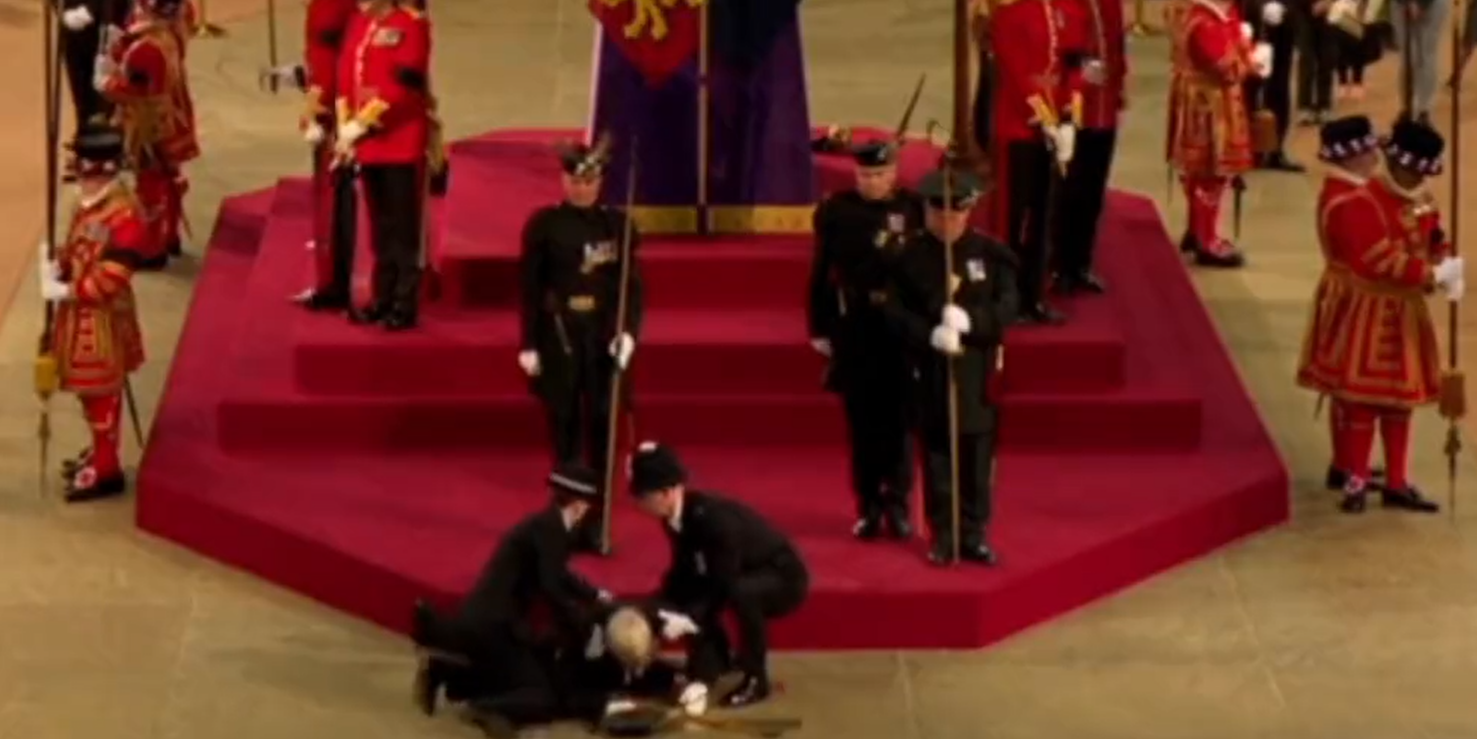 Die Polizei eilt dem Wachmann zu Hilfe