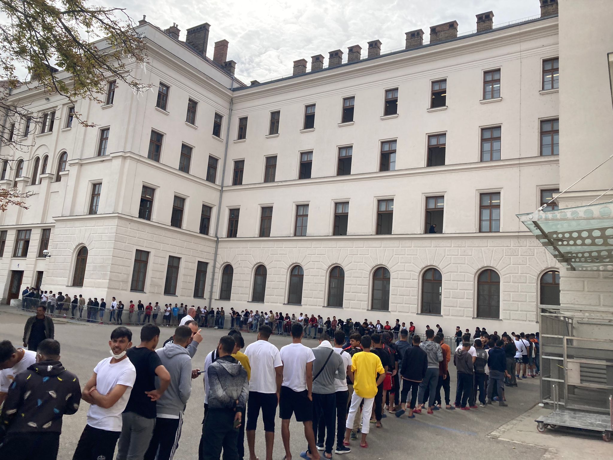 Im Innenhof des Erstaufnahmezentrums Traiskirchen sind täglich lange Warteschlangen vor der Essensausgabe zu beobachten. (Archivfoto)
