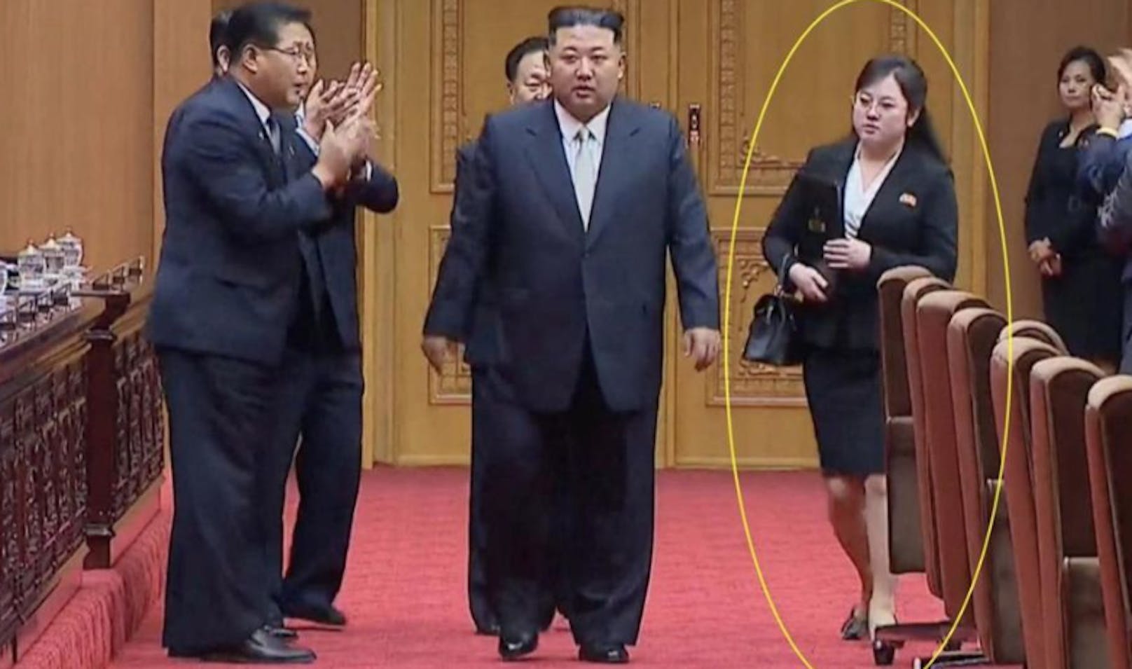 Immer wieder an der Seite Kim Jong-uns zu sehen: Die Frau im schwarzen Blazer und mit Aktentasche unter dem Arm. 