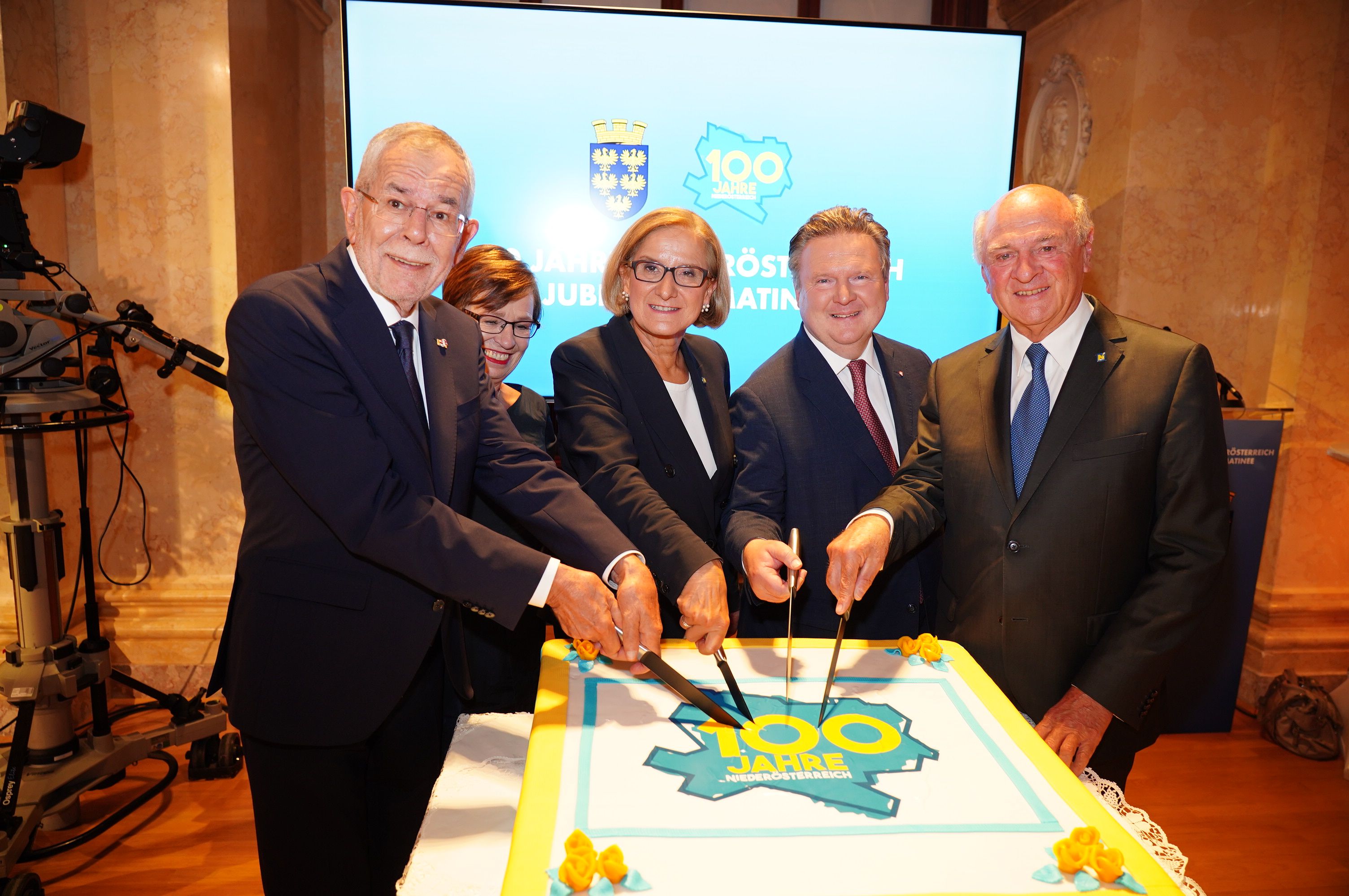Bundespräsident Alexander Van der Bellen, seine Gattin Doris Schmidauer, Landeshauptfrau Johanna Mikl-Leitner, Bürgermeister Michael Ludwig und Ex-Landeshauptmann Erwin Pröll.