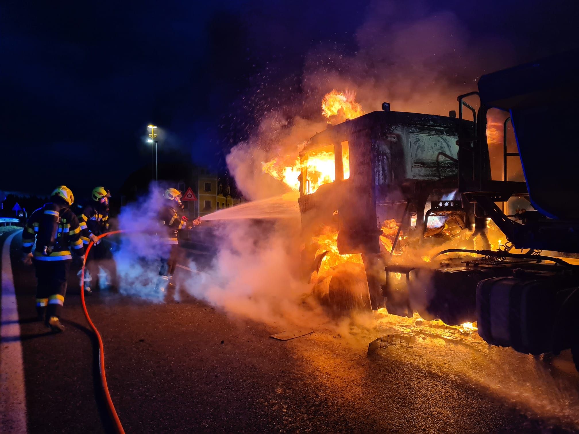 Der Lkw begann bei der Abfahrtsrampe zur Autobahnraststation Zöbern (A2) zu brennen.