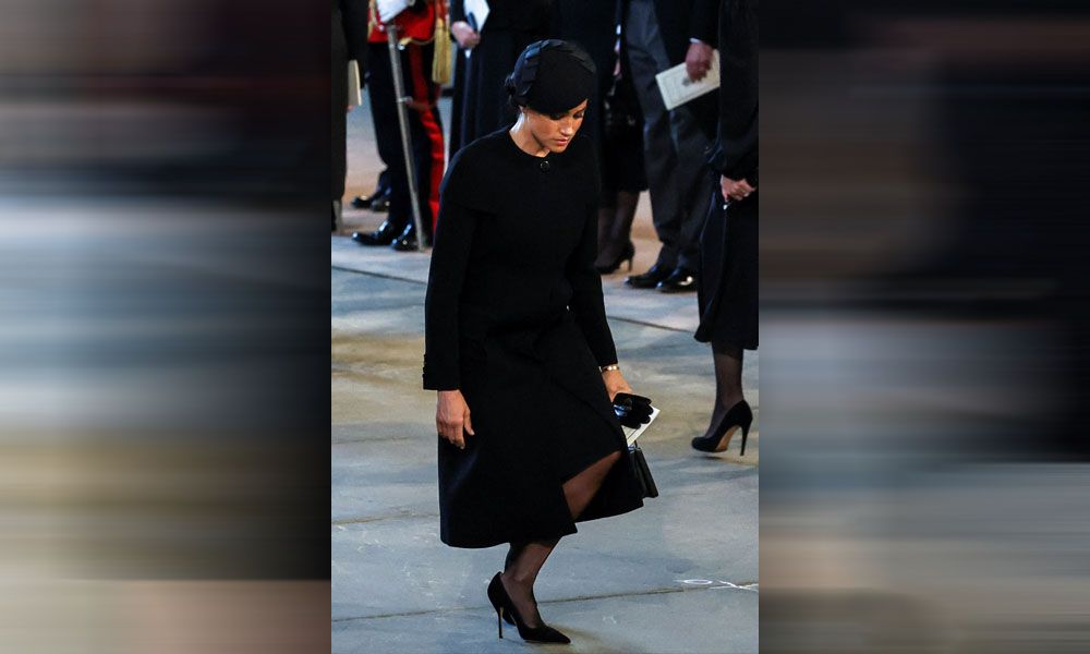 Die Ex-Schauspielerin ehrt die Queen mit einem tiefen Knicks.