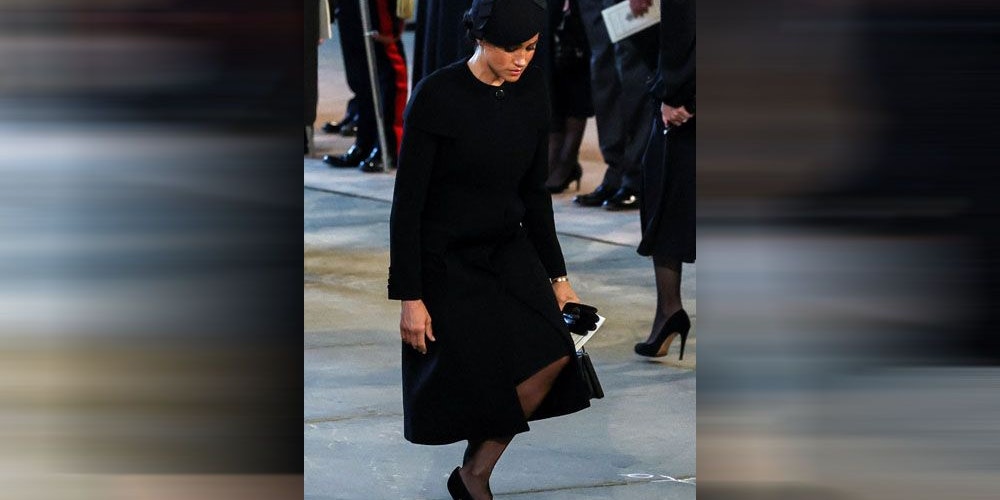 Die Ex-Schauspielerin ehrt die Queen mit einem tiefen Knicks.