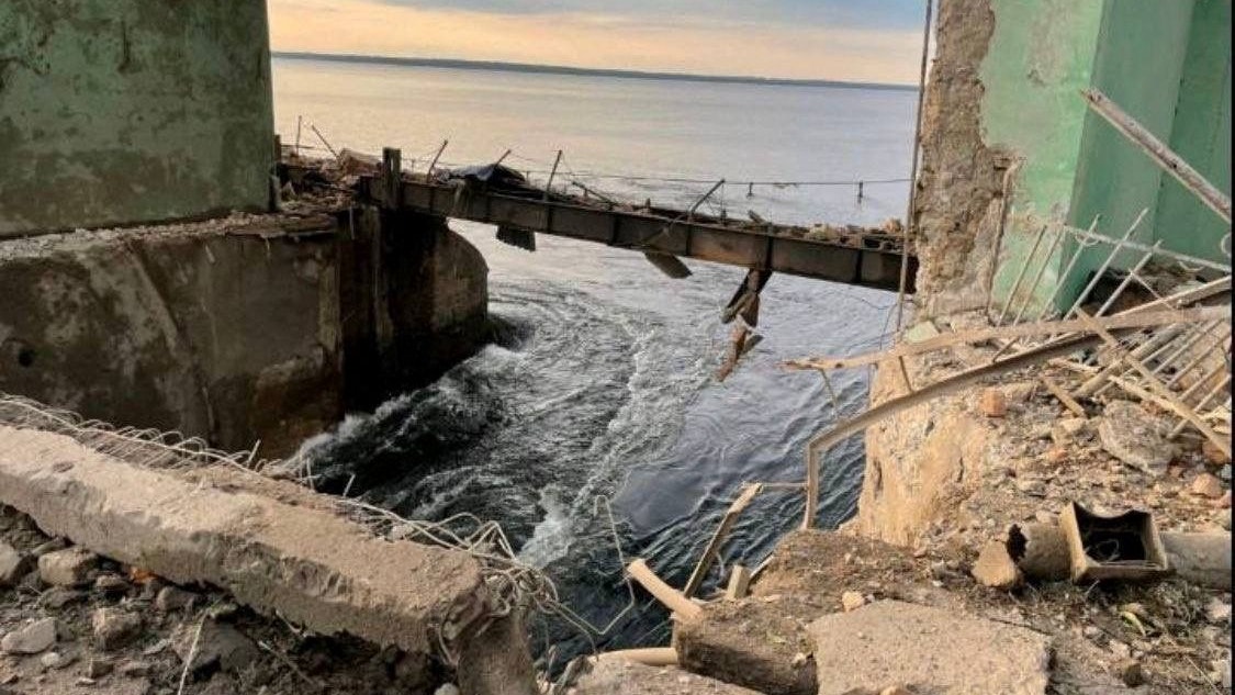 Ein Foto zeigt einen Raketeneinschlag am Damm.