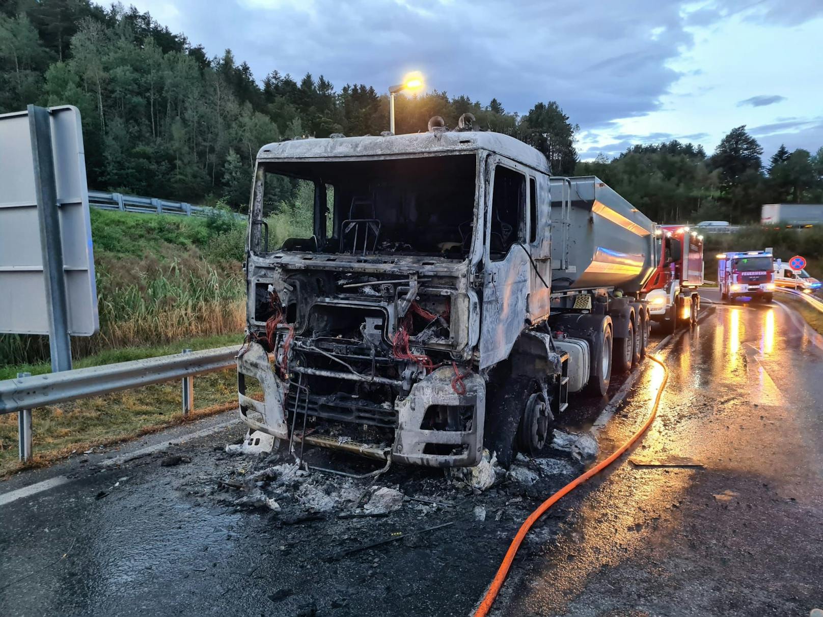 Der Lkw begann bei der Abfahrtsrampe zur Autobahnraststation Zöbern (A2) zu brennen.