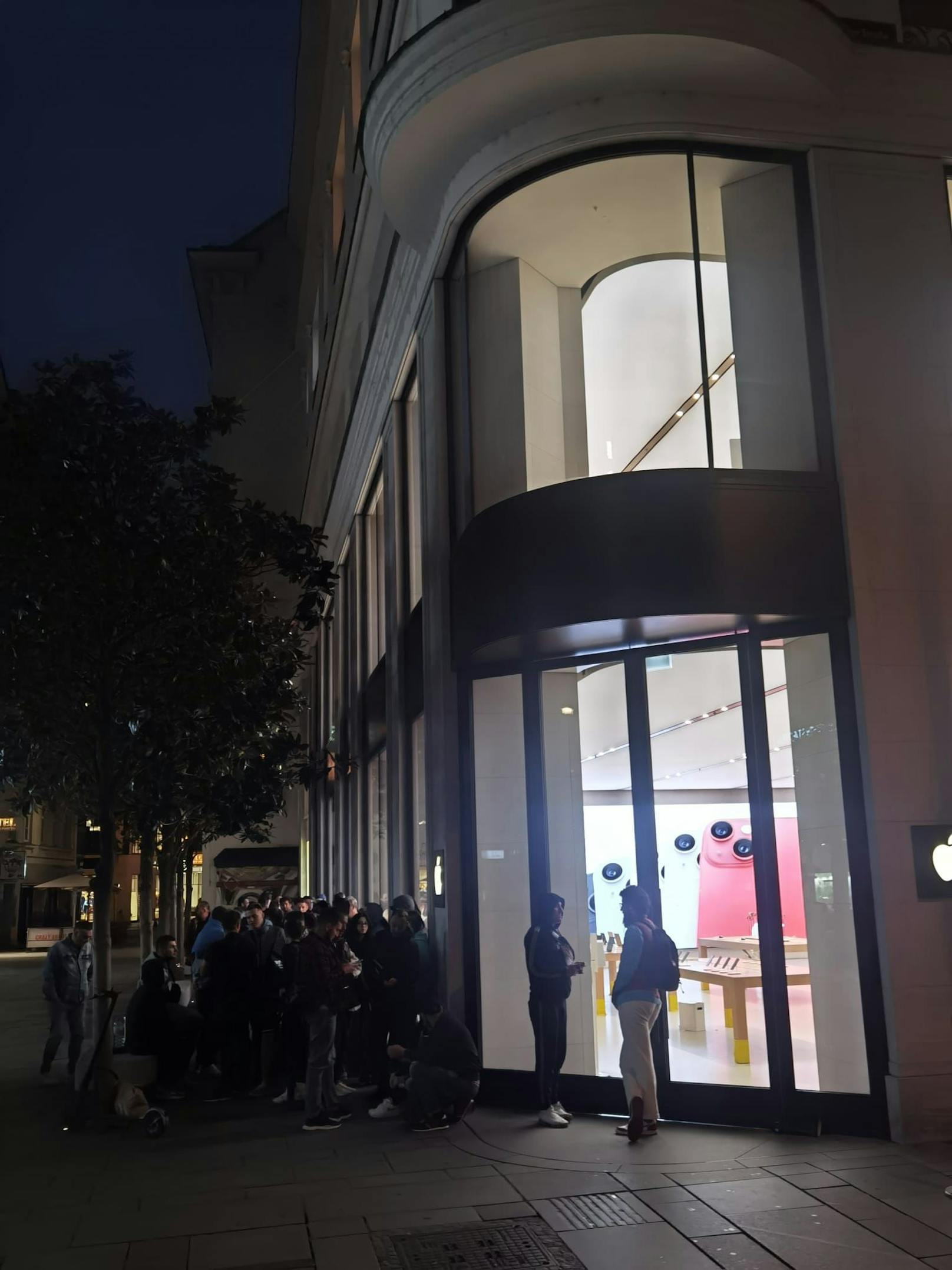 Am Freitag tummelten sich unzählige Menschen vor einem Wiener Apple-Store.