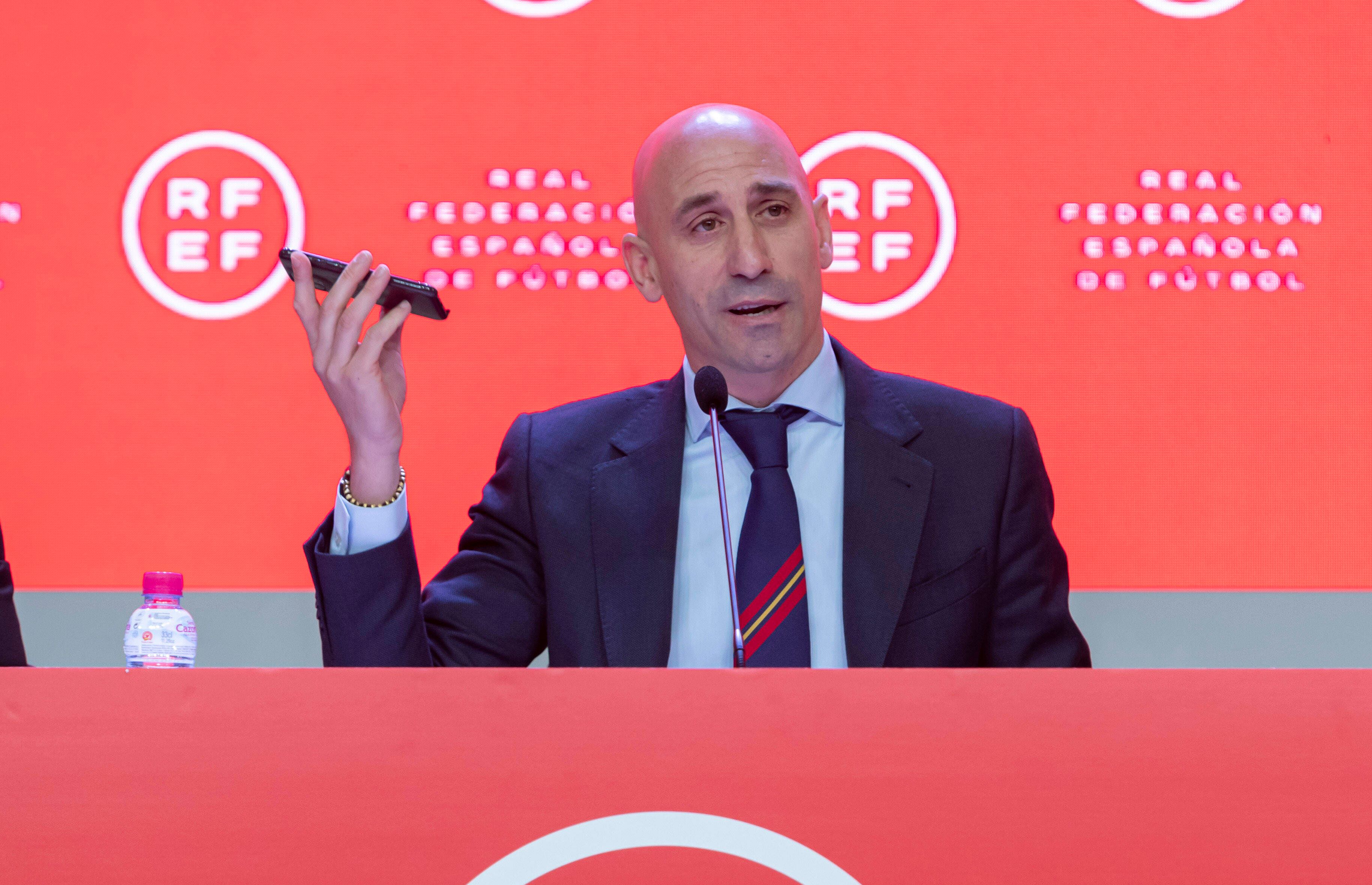 Luis Rubiales, dem Boss des spanischen Fußballverbands, wird Veruntreuung vorgeworfen. 