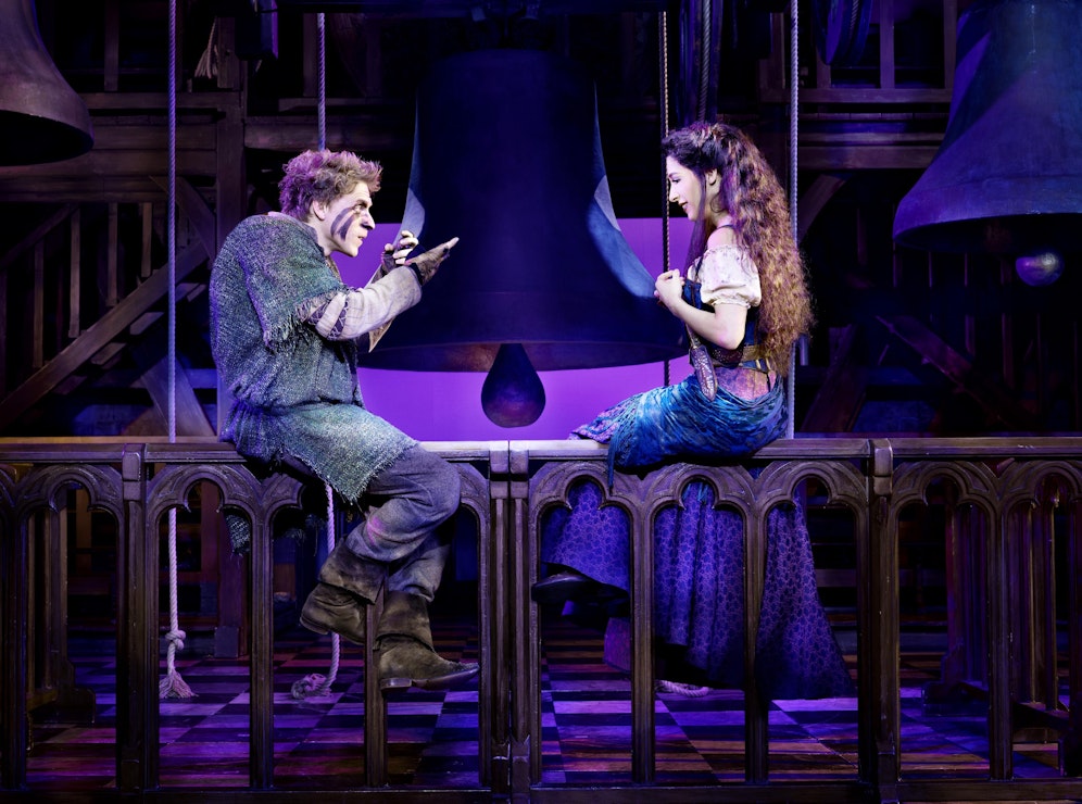 In die Hauptrollen schlüpfen Abla Alaoui als Esmeralda und David Jakobs als Quasimodo.
