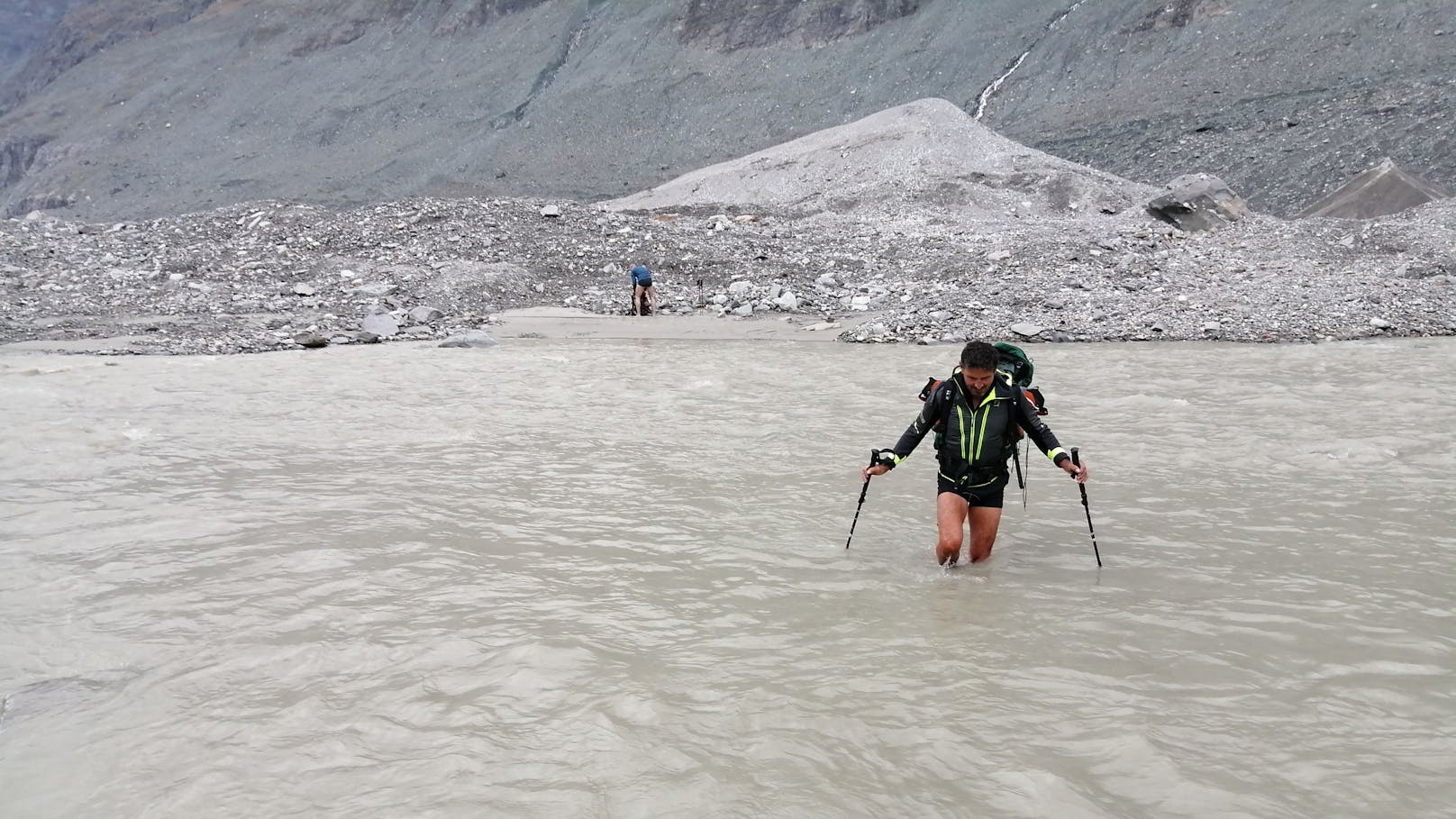 ÖAV-Alpinisten bei der Gletschermessung an der Pasterze. Auch Schmelzwasser muss dabei durchschritten werden.