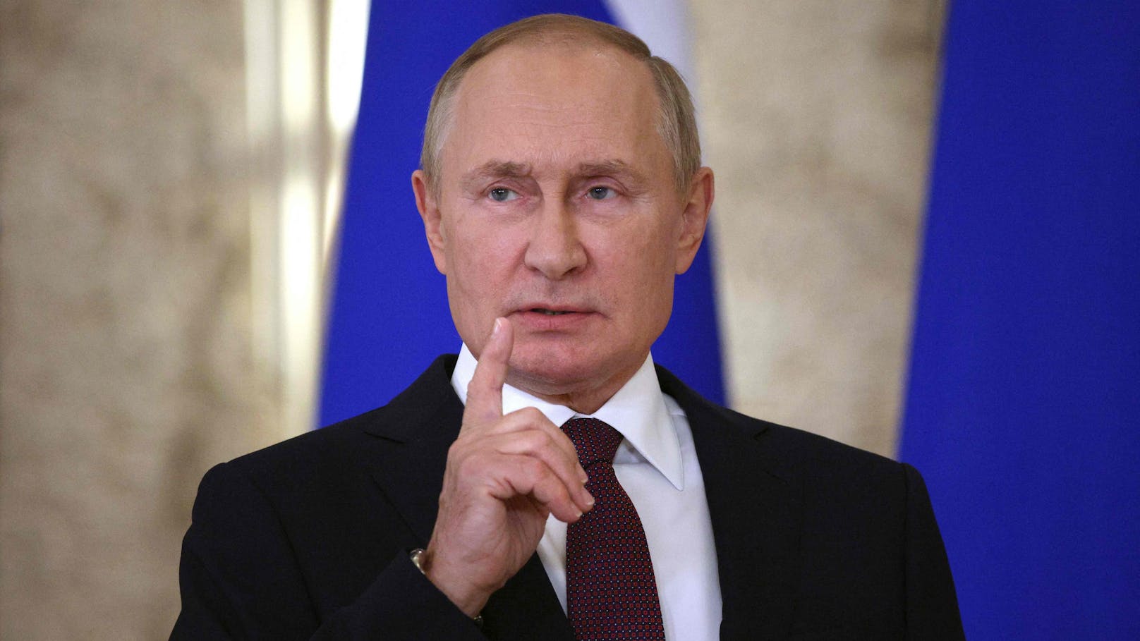 Putin kündigt weitere Angriffe auf die Ostukraine an.