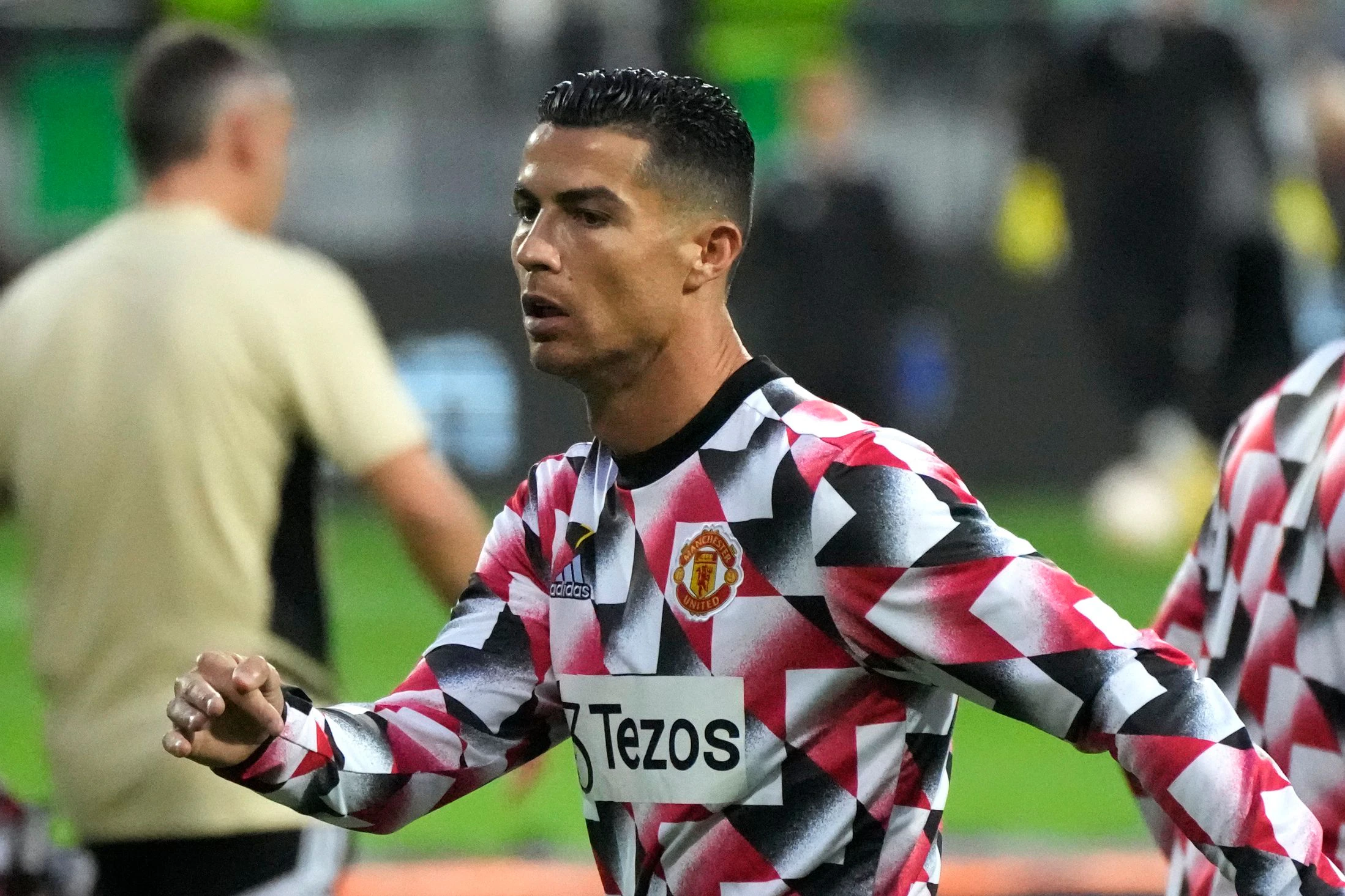 Cristiano Ronaldo verweigert ein Selfie am Weg in die Kabine. 