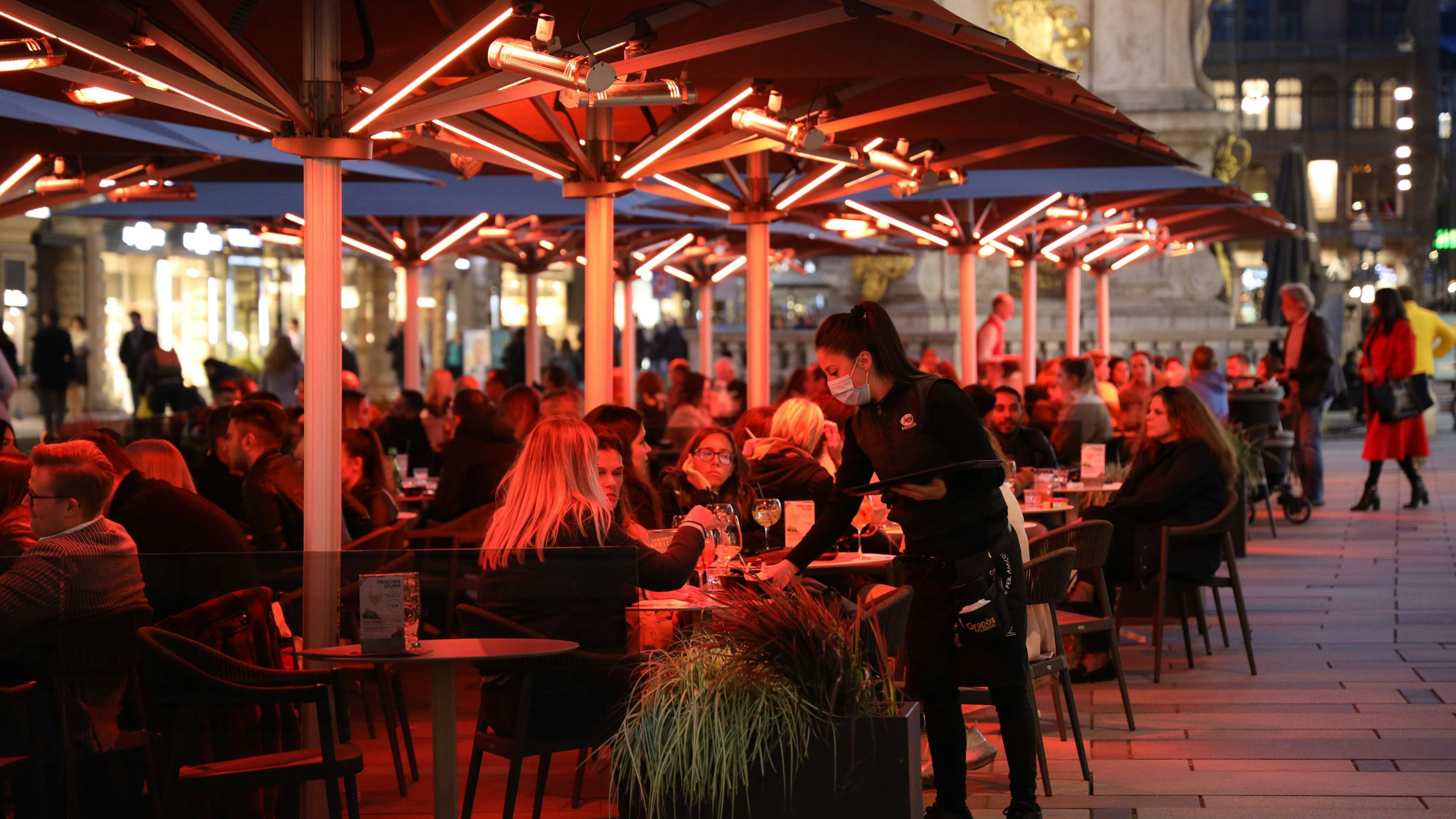 Im vergangenen Jahr sorgten Heizstrahler für volle Gastgärten. Das könnte sich in diesem Winter ändern. 