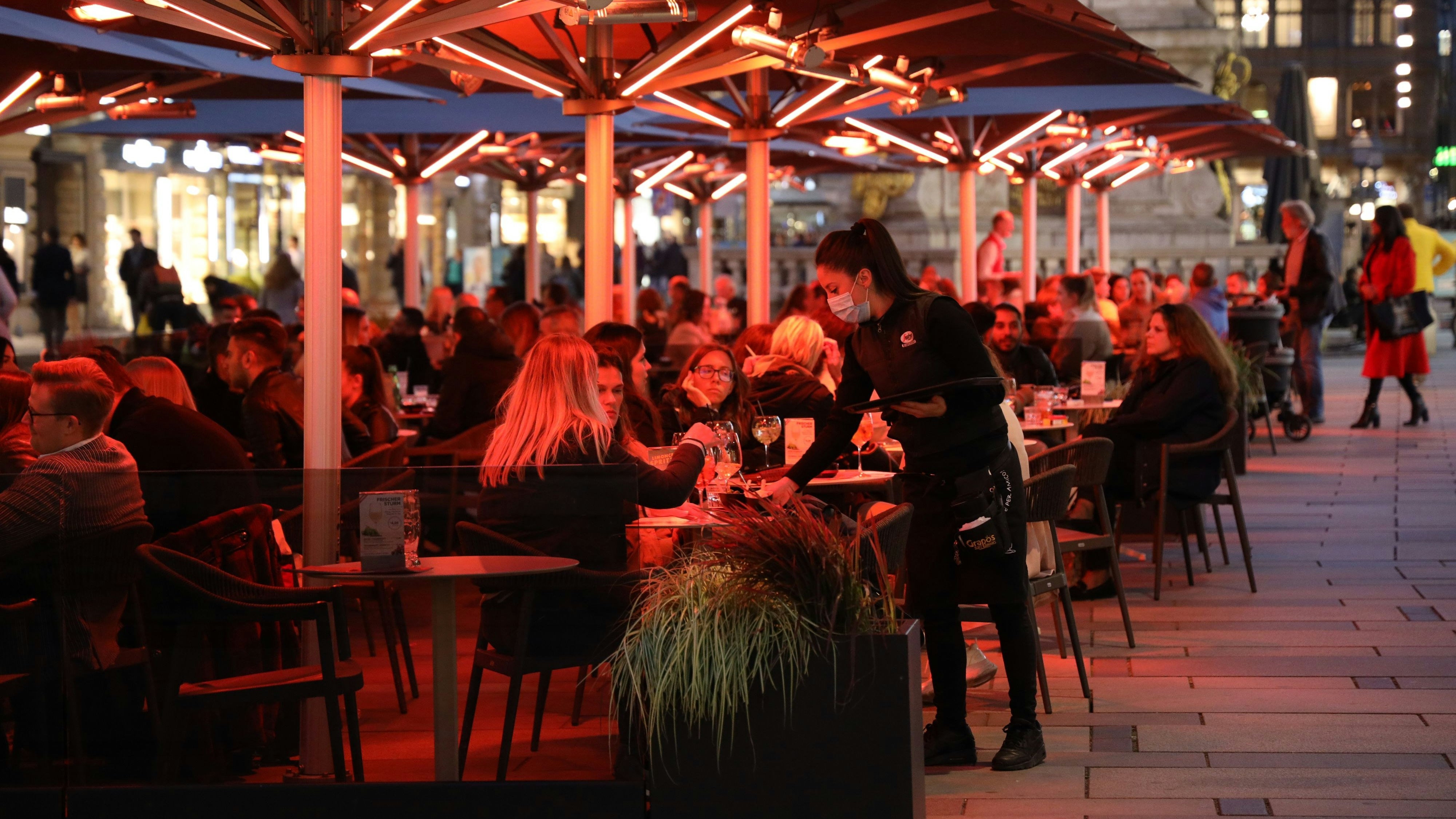 Im vergangenen Jahr sorgten Heizstrahler für volle Gastgärten. Das könnte sich in diesem Winter ändern. 